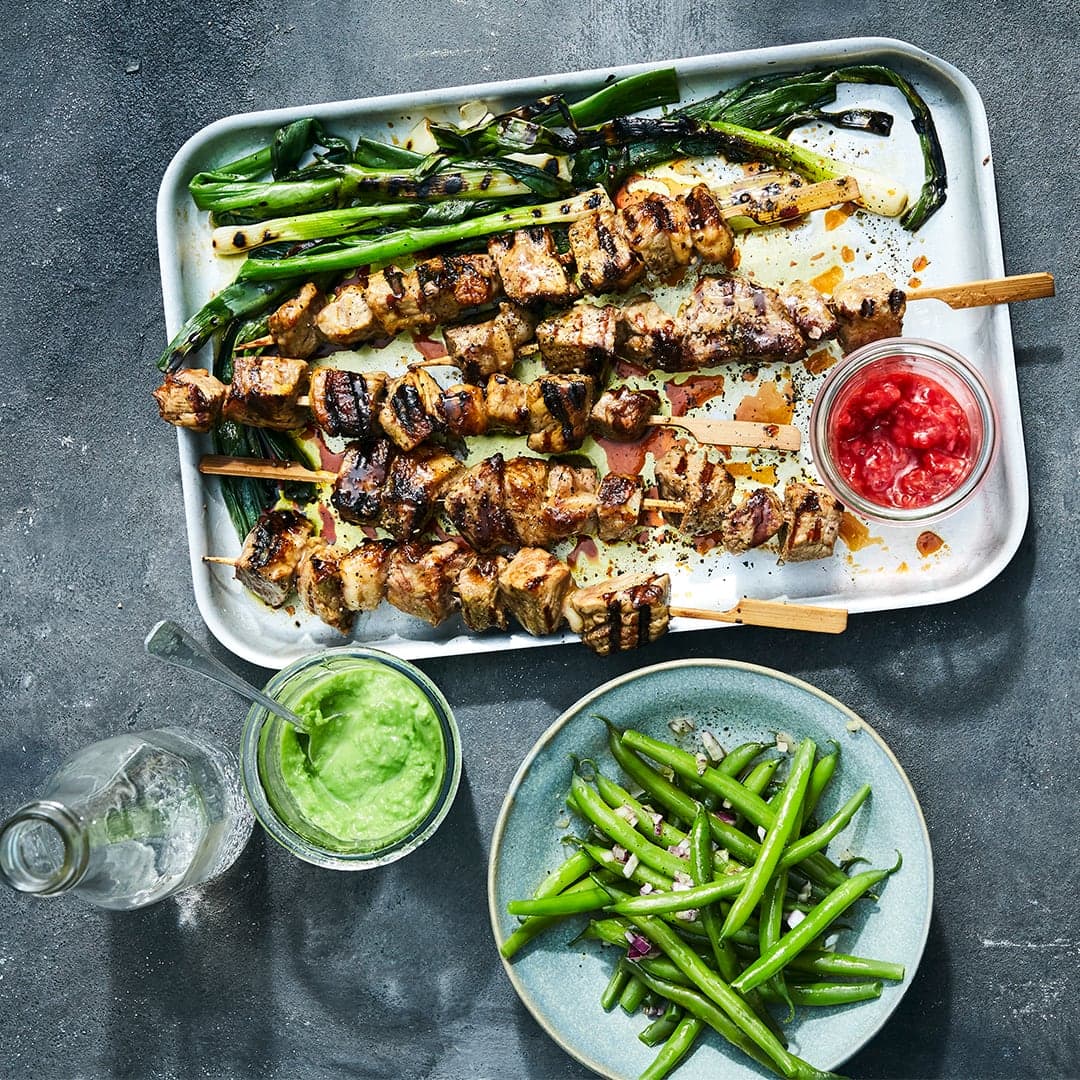 Ein sommerliches Grillerlebnis vom Feinsten: Unsere Rinderspieße mit Himbeer-Chili-Sauce, Lauchzwiebeln und Bohnensalat!
