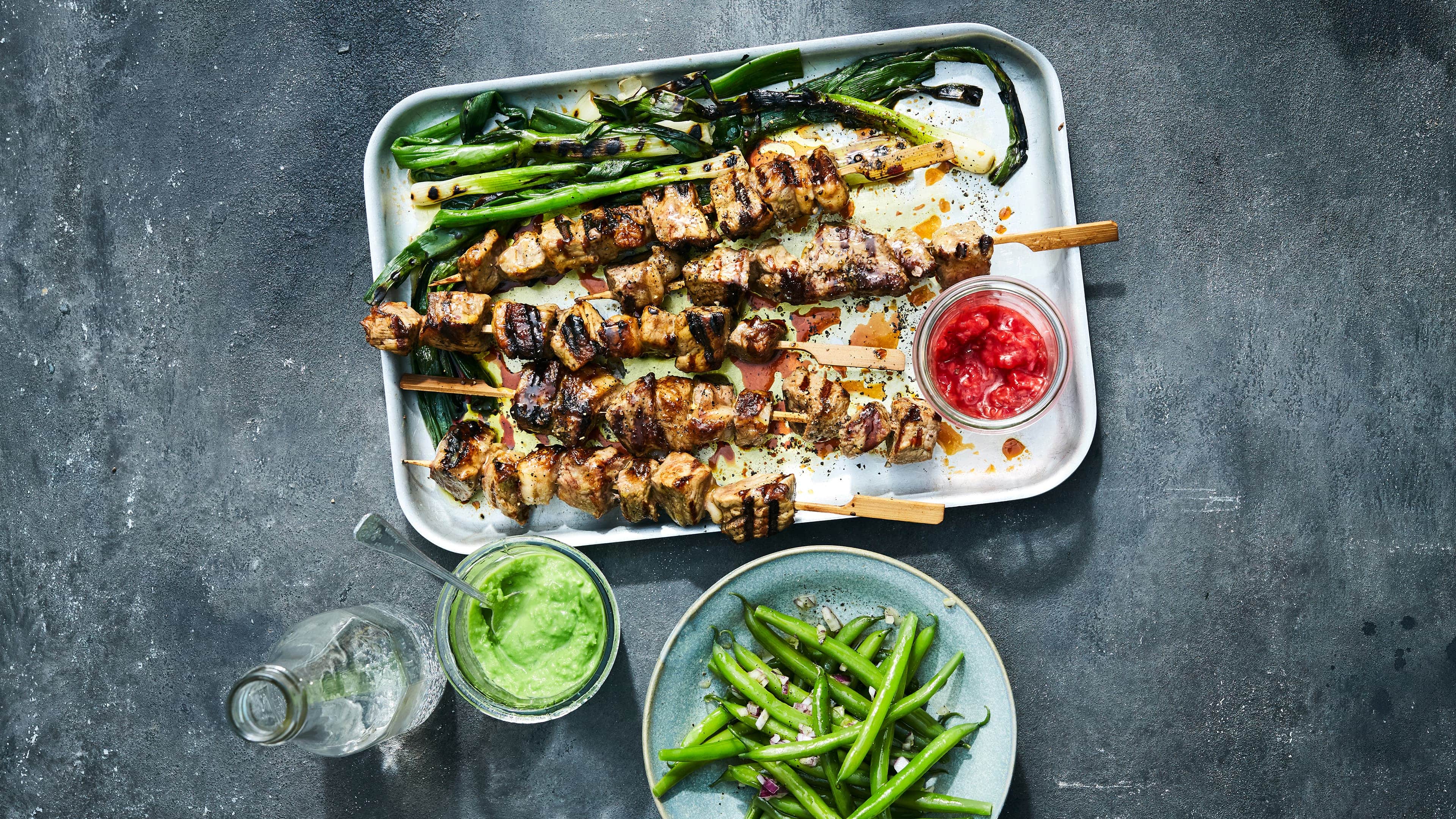 Rinderspieße mit Himbeer-Chili-Sauce Ein sommerliches Grillerlebnis vom Feinsten: Unsere Rinderspieße mit Himbeer-Chili-Sauce, Lauchzwiebeln und Bohnensalat!