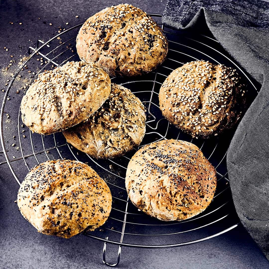 Selbstgemachtes Gebäck schmeckt besonders lecker: Probieren Sie unser Rezept für Roggen-Kräuter-Brötchen aus Sauerteig, frischer Hefe und Salz einmal aus – in 25 Minuten zubereitet!