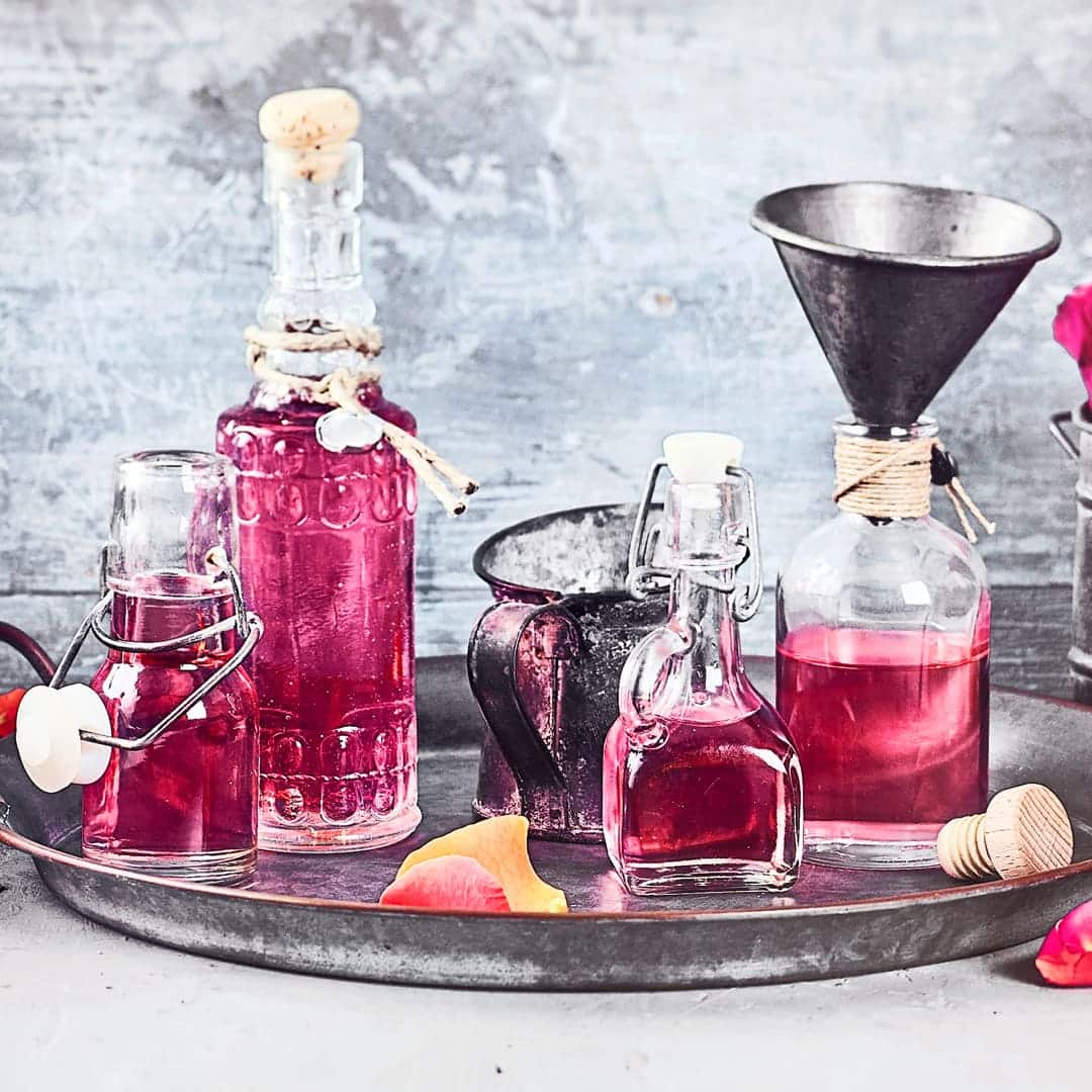 Unser selbstgemachter Rosensirup eignet sich hervorragend zum Verfeinern von Schaumweinen, Desserts und Limonaden und ist verschlossen mindestens 4 Wochen haltbar.