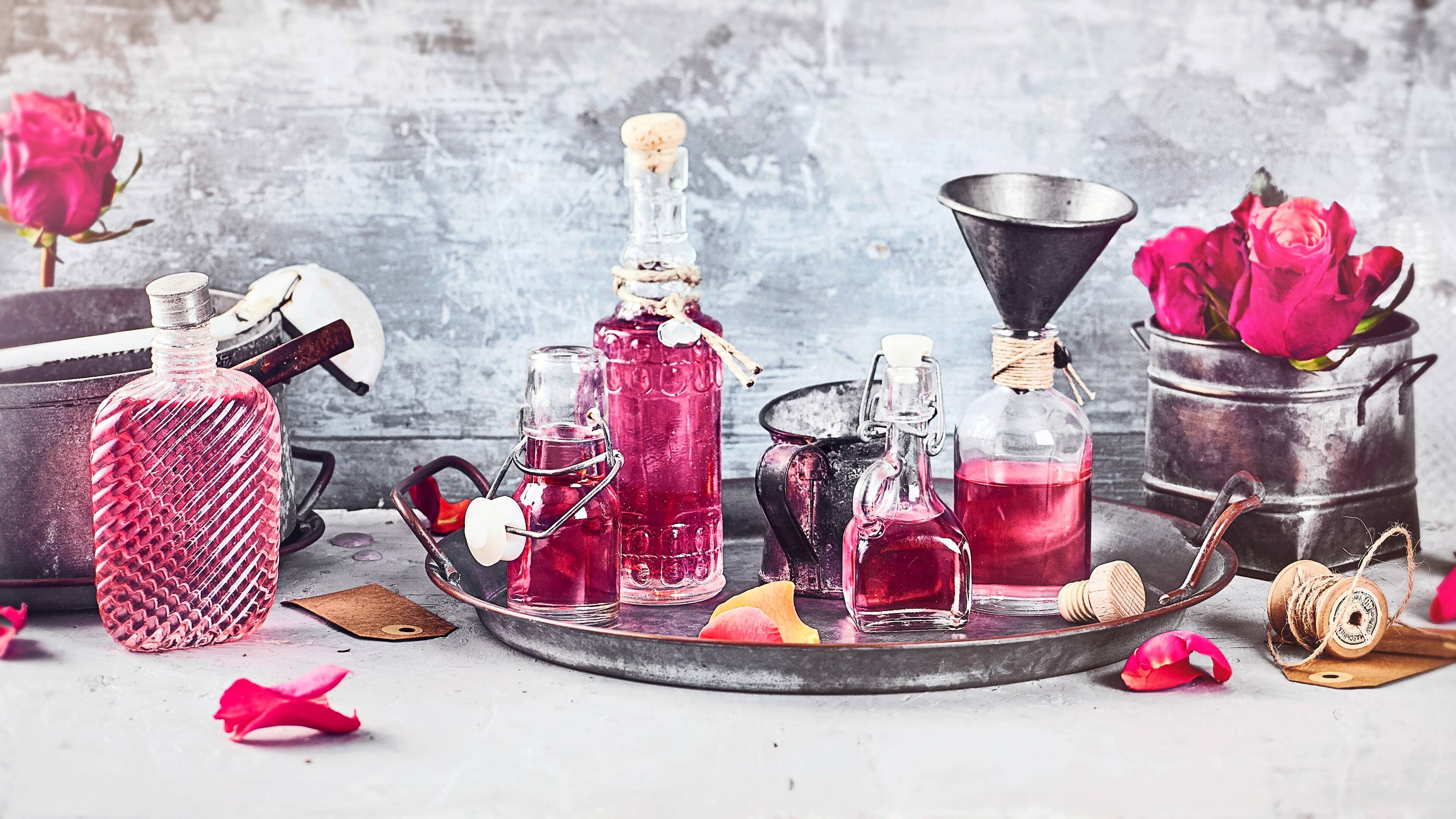 Rosensirup Unser selbstgemachter Rosensirup eignet sich hervorragend zum Verfeinern von Schaumweinen, Desserts und Limonaden und ist verschlossen mindestens 4 Wochen haltbar.