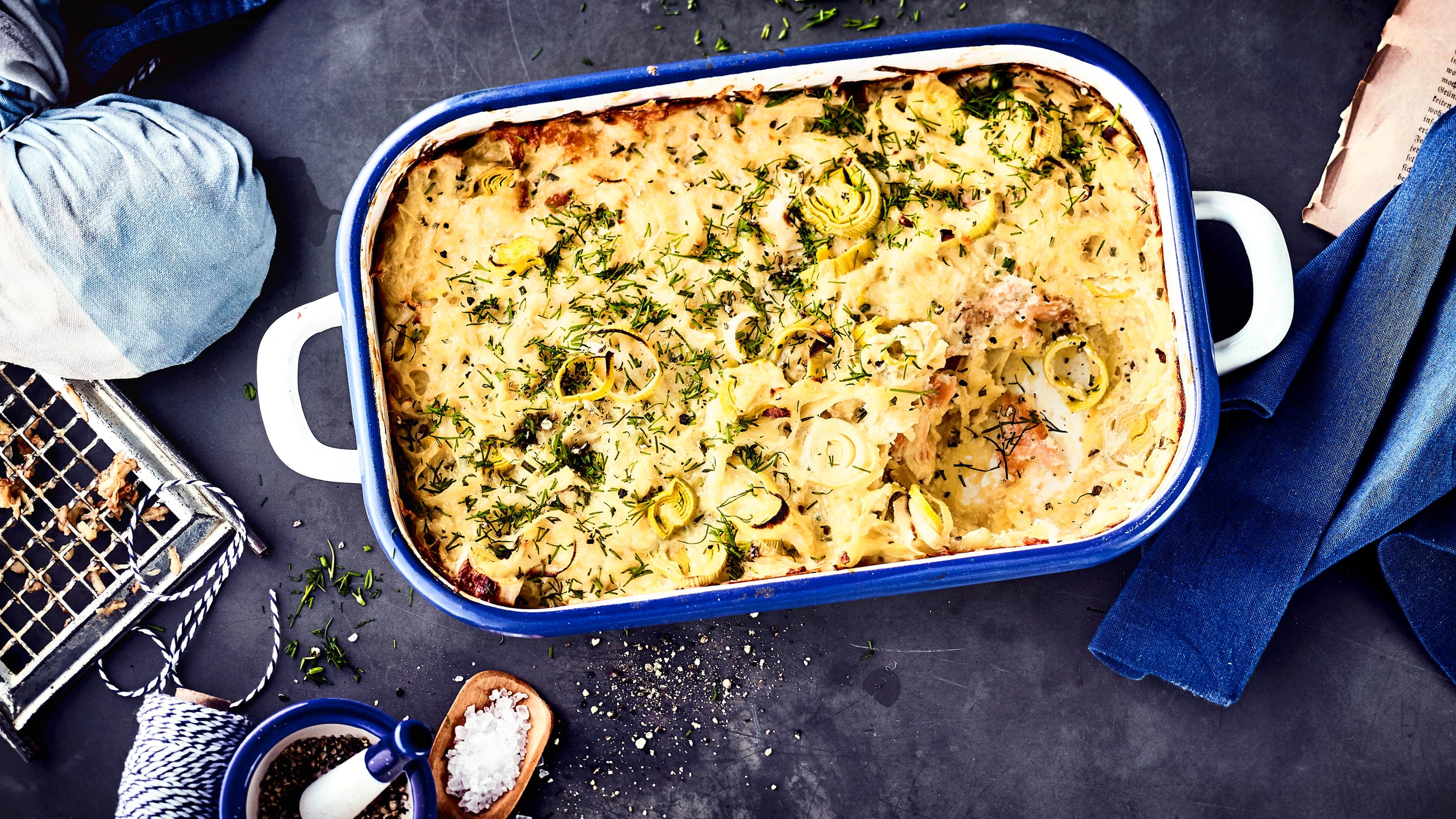 Röstiauflauf Da Rösti und Lachs in Kombination so gut schmecken, verbinden wir dies direkt in einem herzhaften Röstiauflauf und servieren diesen mit frischem Dill garniert.