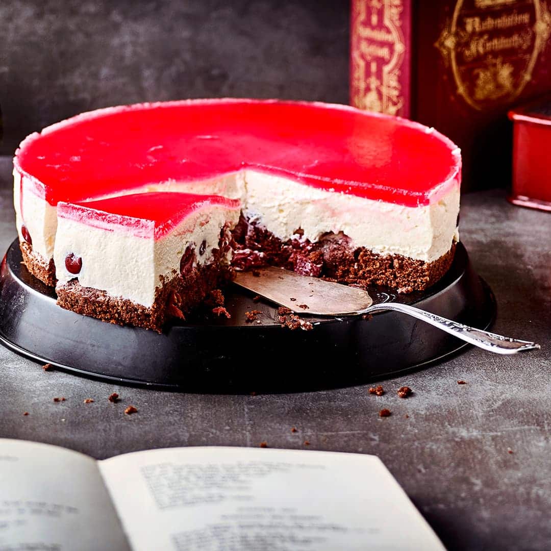 Hier hätte auch der böse Wolf garantiert ein Stück genommen: Unser Rezept für eine köstliche Rotkäppchentorte mit einer Quarkcreme und rotem Guss.