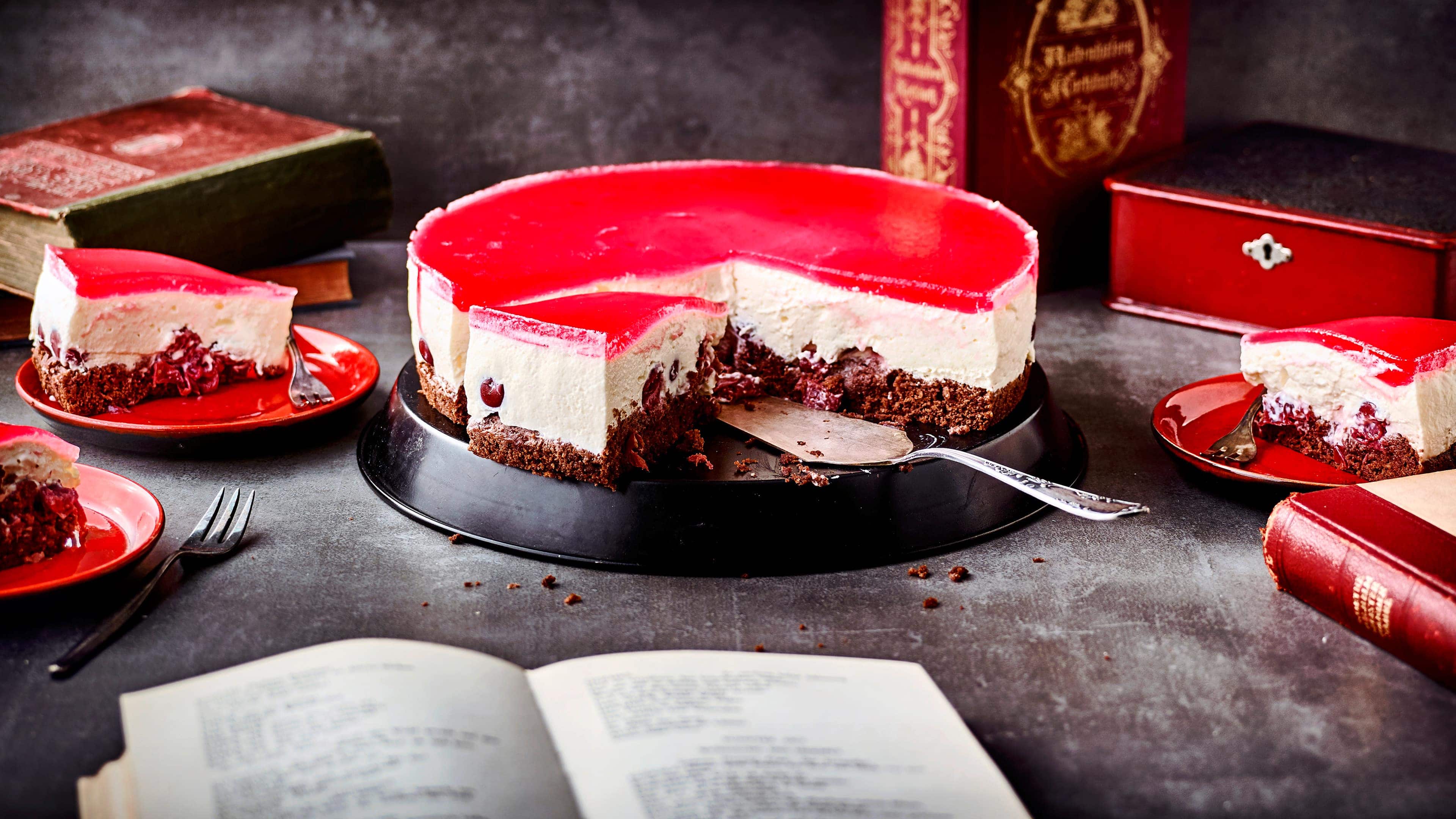 Rotkäppchentorte Hier hätte auch der böse Wolf garantiert ein Stück genommen: Unser Rezept für eine köstliche Rotkäppchentorte mit einer Quarkcreme und rotem Guss.