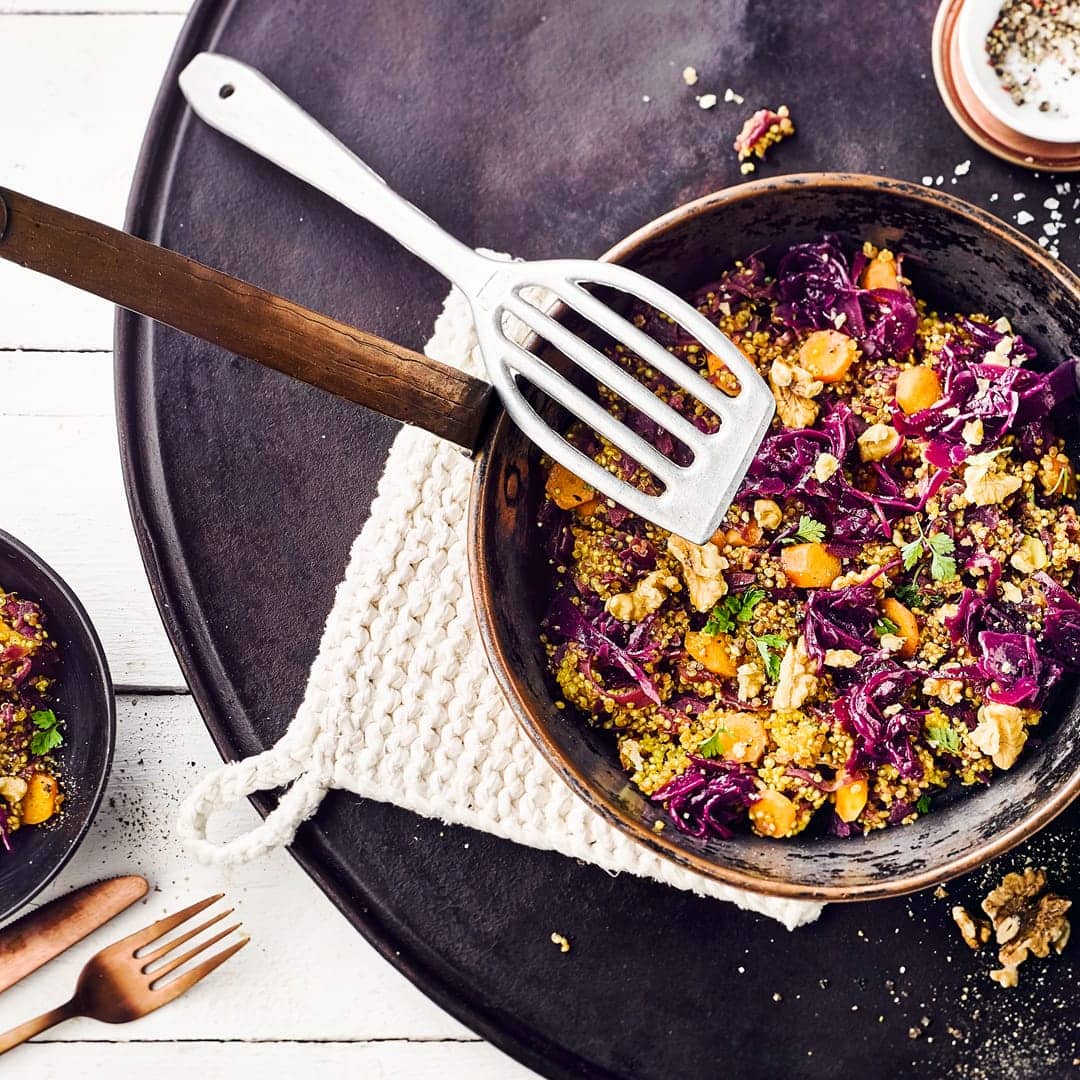 Eine einfache Quinoa-Pfanne mit Rotkohl und Walnüssen: Knackig und frisch eine schnelle Alternative zu klassischen Gemüsesorten!