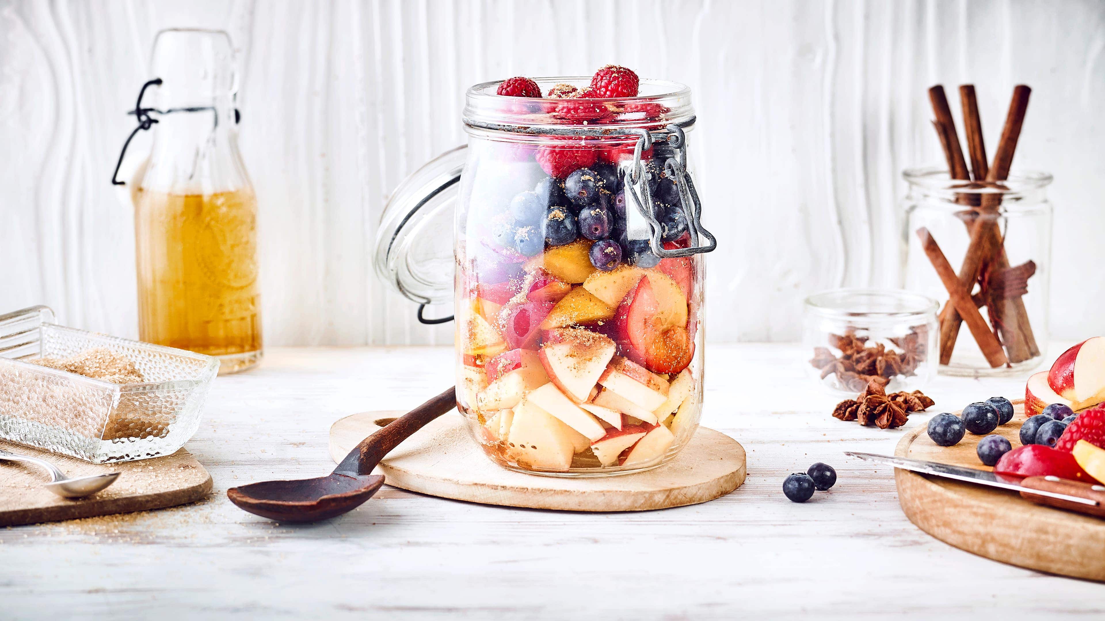 Rumtopf Setzen Sie mit unserem Rezept in nur 30 Minuten einen Rumtopf an und genießen Sie im Winter ein feines alkoholisches Dessert mit saftigen Früchten!