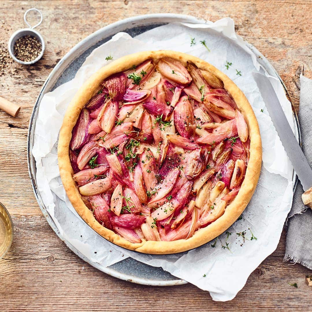 Unser Rezept für Zwiebelkuchen besticht mit einem knusprigen Hefeteig sowie einem leicht süßlichen Belag aus Schalotten, die vorher mit Weißwein und Balsamico abgelöscht werden.