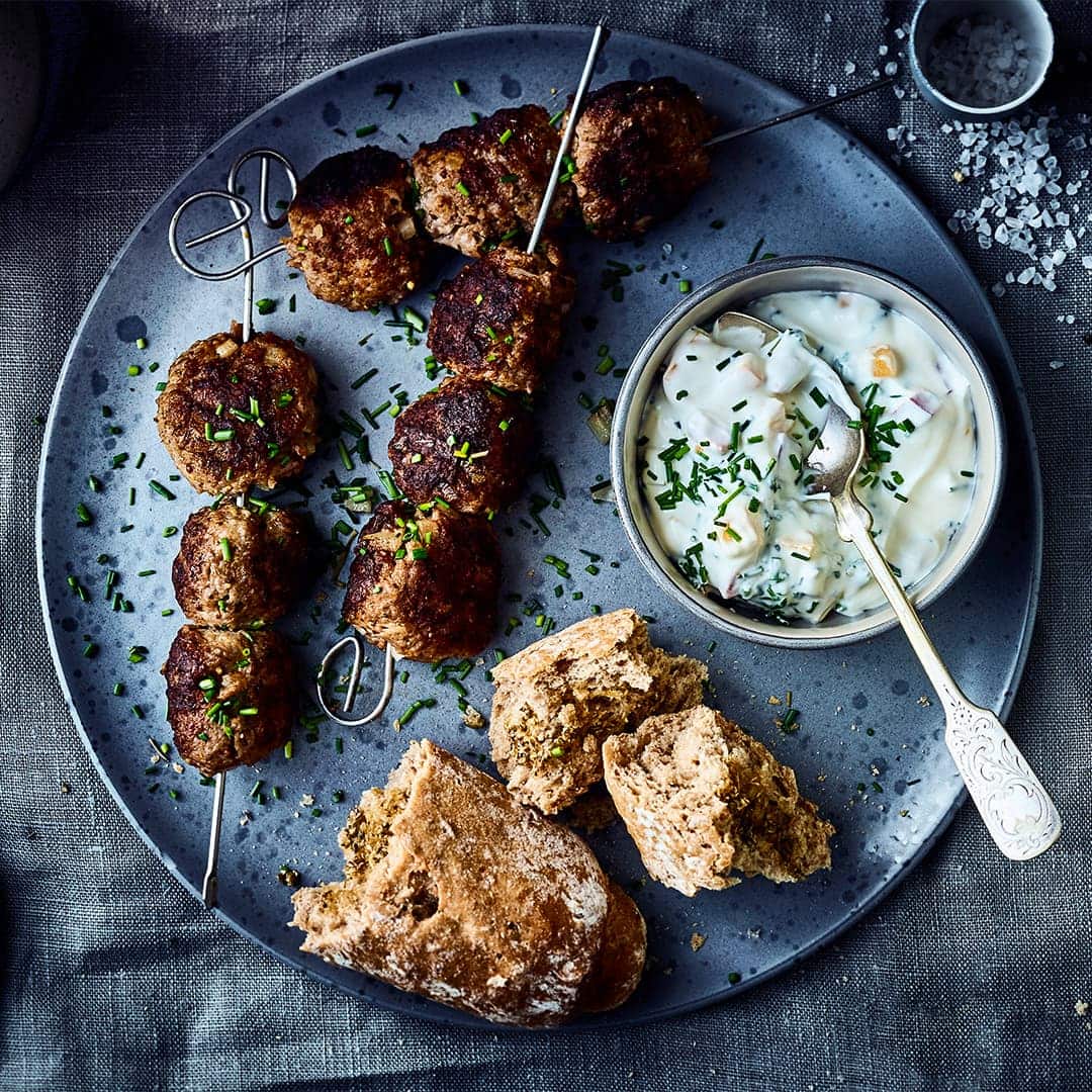 Gegrillte Rinder-Hackbällchen mit Joghurtsauce: Die würzigen Hackbällchen sind schön knusprig und werden mit dem Dip zu einem echten Geschmackserlebnis im Mund.