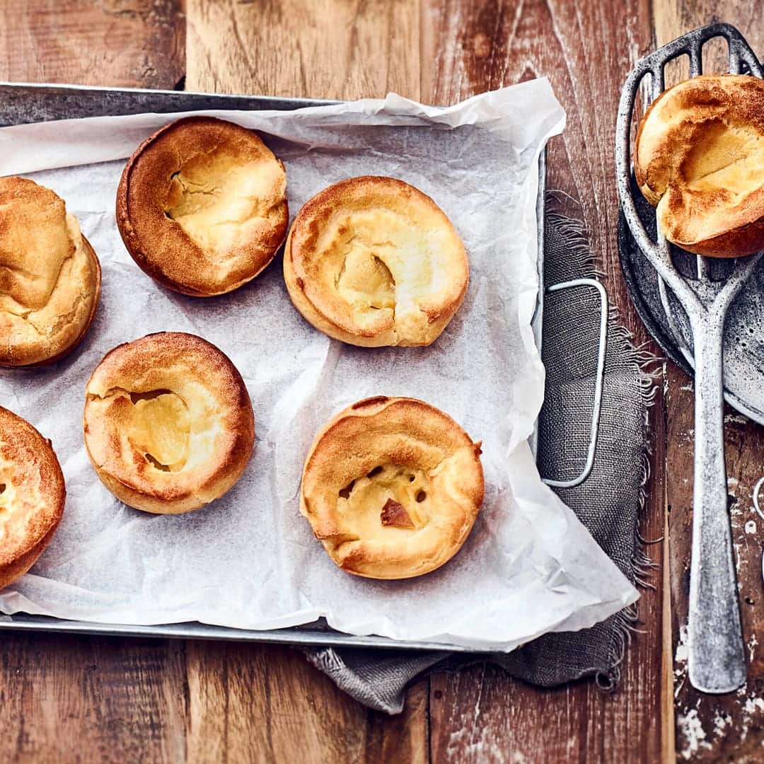 Hauptsächlich bekannt als Beilage zu herzhaften Fleisch-Gerichten – Yorkshire-Pudding kommt aus der englischen Küche und ist ganz einfach hergestellt.