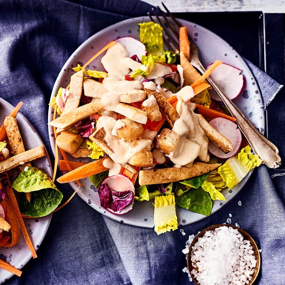Sie suchen einen erfrischenden, gesunden Snack? Probieren Sie unseren veganen Radicchio-Salat mit Paprika, Radieschen und Tofu an pikantem Mandel-Soja-Dressing – fertig in 30 Minuten!