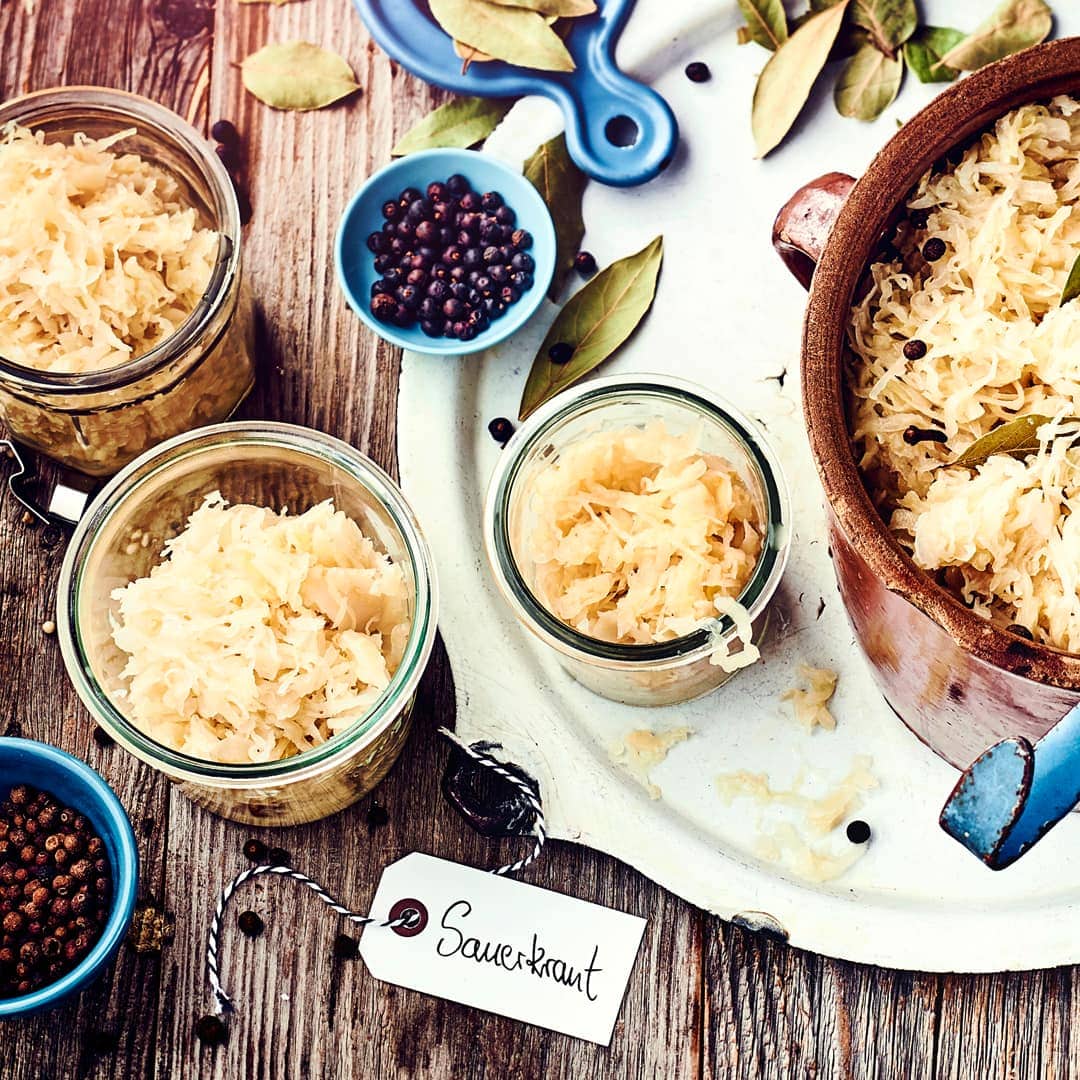 Das deftige Sauerkraut gehört auf der ganzen Welt zu den bekanntesten Speisen der deutschen Küche. Das Vitamin-C-reiche Gemüse ergänzt sich geschmacklich wunderbar mit Kassler, Eisbein oder Kartoffelpuffern.