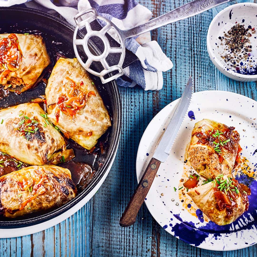 Unser Rezept für saure Kohlrouladen, auch Sarma genannt, mit Rinderhack, Speck und Tomaten stammt ursprünglich aus Jugoslawien – probieren Sie es gleich aus!