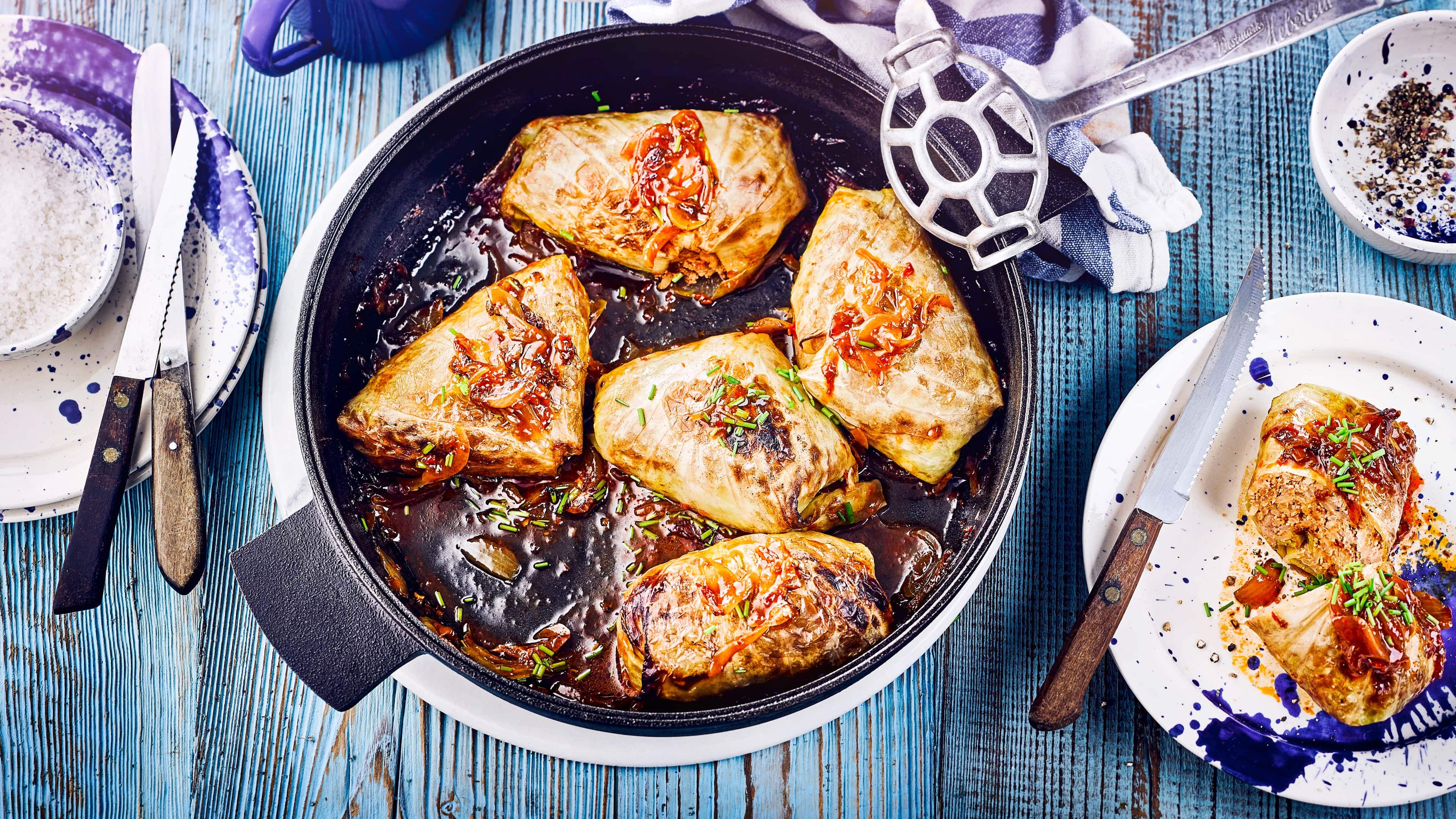 Saure Kohlrouladen Unser Rezept für saure Kohlrouladen, auch Sarma genannt, mit Rinderhack, Speck und Tomaten stammt ursprünglich aus Jugoslawien – probieren Sie es gleich aus!