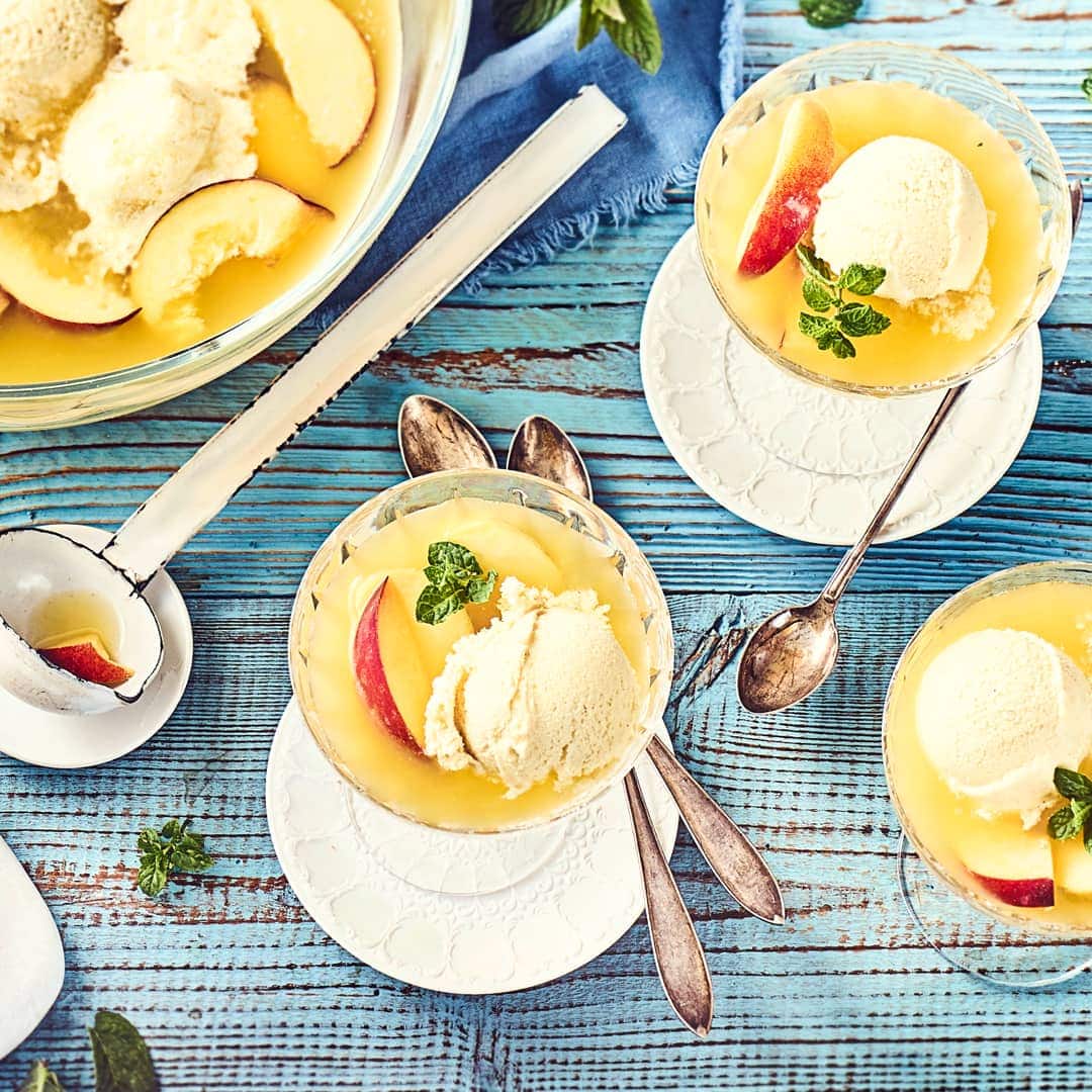 Auch, wenn es vielleicht nicht ganz so appetitlich klingt, köstlich ist unser Rezept für selbstgemachte Schlammbowle mit Pfirsichen, Wodka, Maracuja-Likör und Vanilleeis allemal.