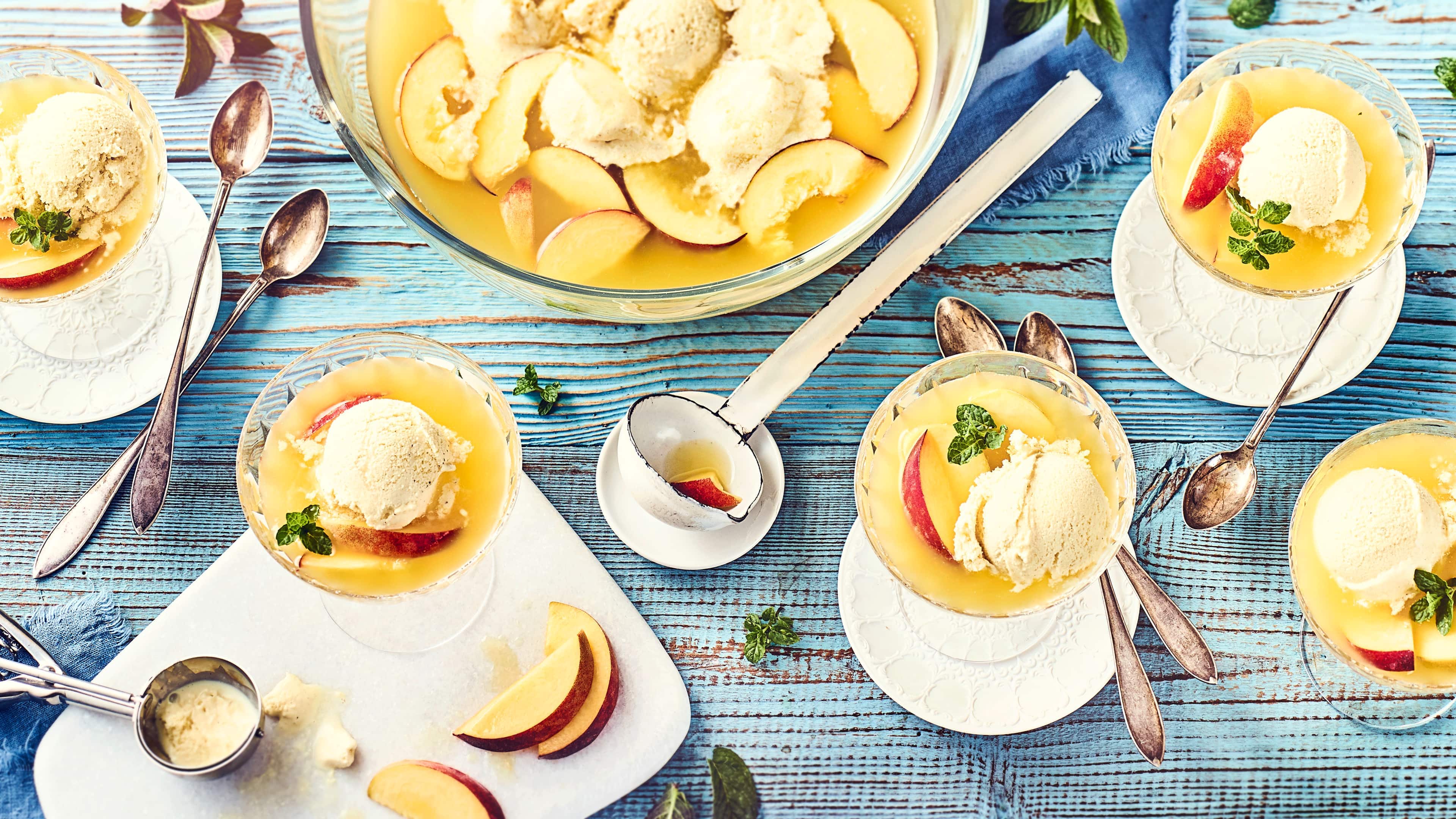 Schlammbowle Auch, wenn es vielleicht nicht ganz so appetitlich klingt, köstlich ist unser Rezept für selbstgemachte Schlammbowle mit Pfirsichen, Wodka, Maracuja-Likör und Vanilleeis allemal.