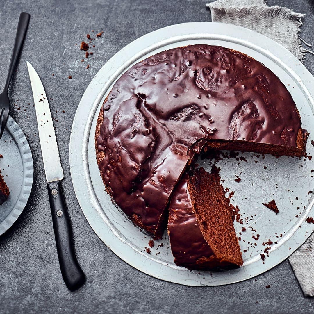 Probieren Sie unser Rezept für einen feinen klassischen Schokoladenkuchen aus Rührteig in einer runden Form gebacken.