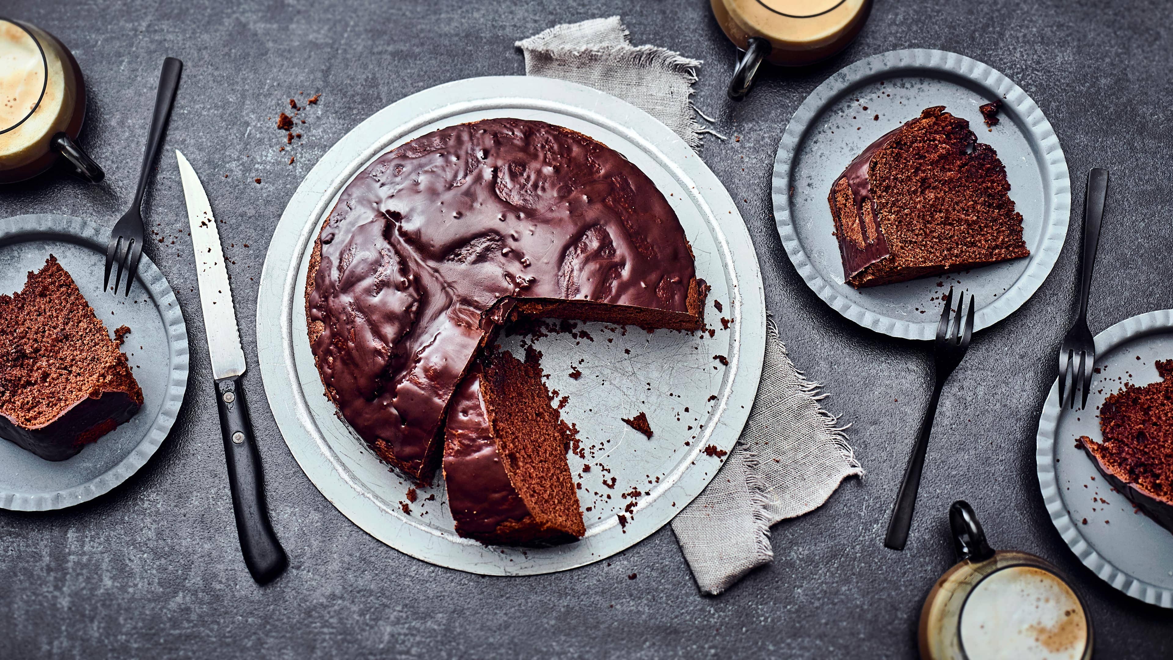 Schokoladenkuchen klassisch Probieren Sie unser Rezept für einen feinen klassischen Schokoladenkuchen aus Rührteig in einer runden Form gebacken.