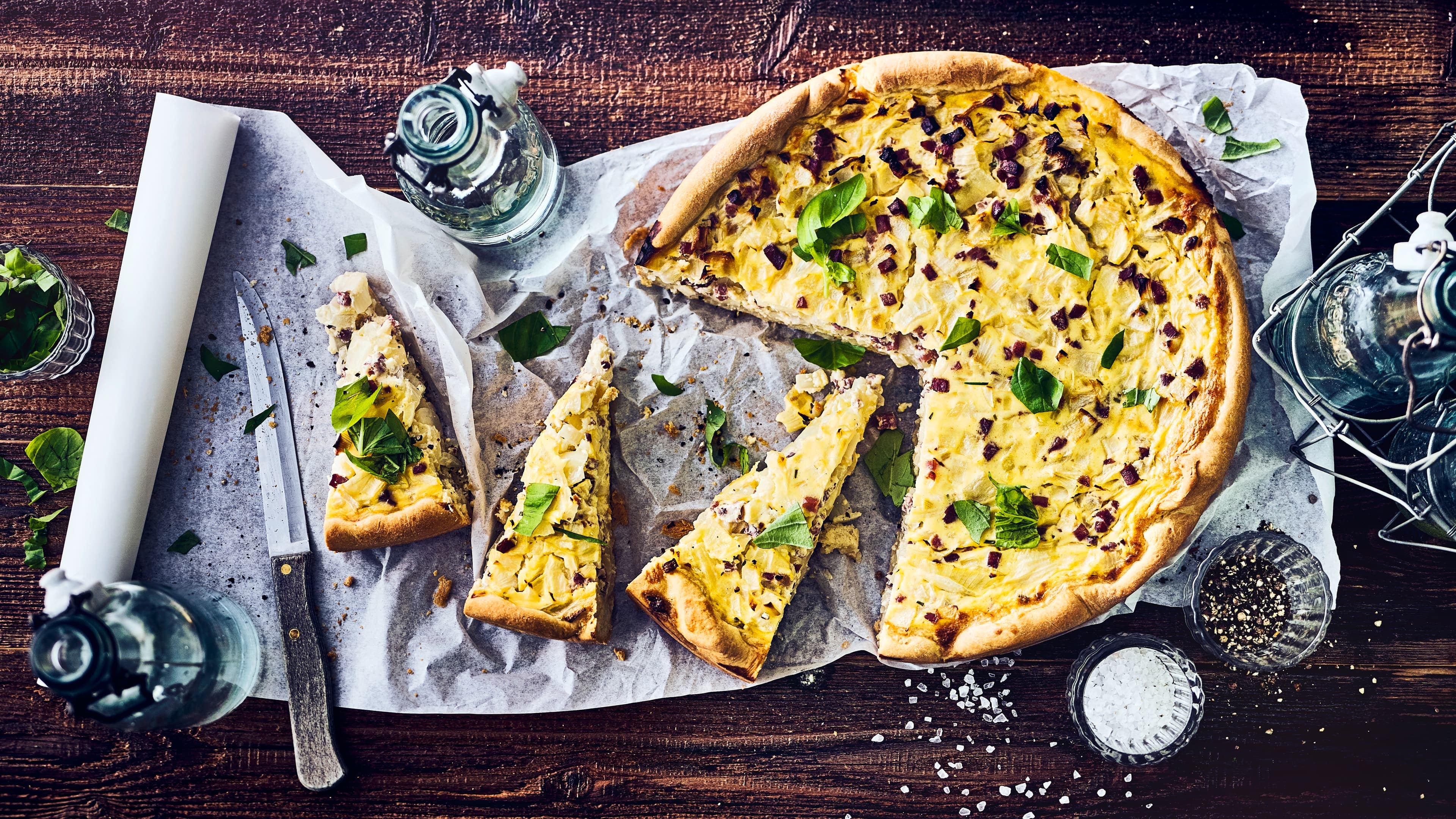 Schwäbischer Zwiebelkuchen Mit Hefeteig, Kümmel und saurer Sahne: Klassischer schwäbischer Zwiebelkuchen frisch aus dem Ofen lässt Ihnen das Wasser im Mund zusammenlaufen.