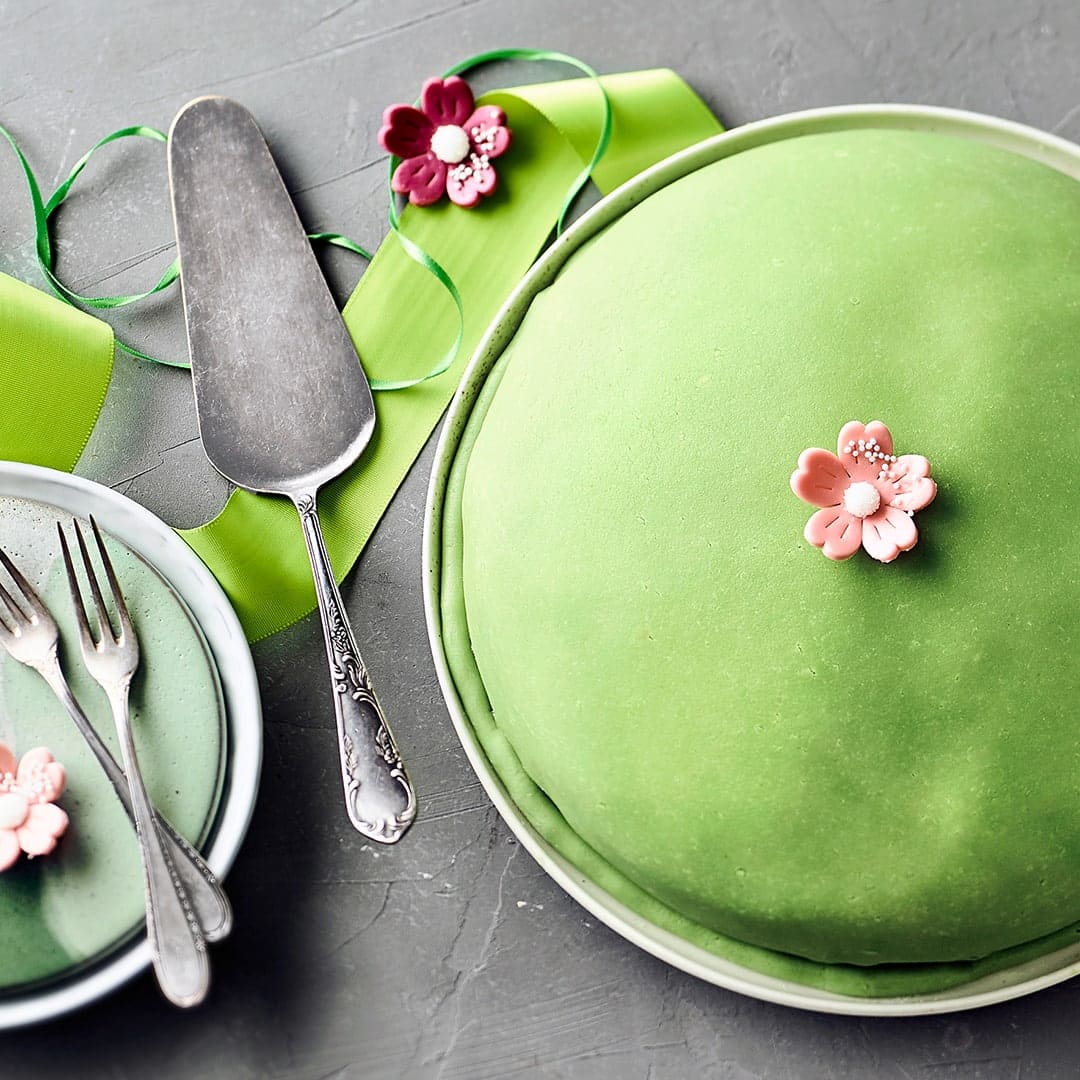Diese Schwedentorte mit Biskuitteig, Vanillecreme und Marzipan, auch Prinzessinnentorte genannt, ist ein beliebter schwedischer Kuchen.