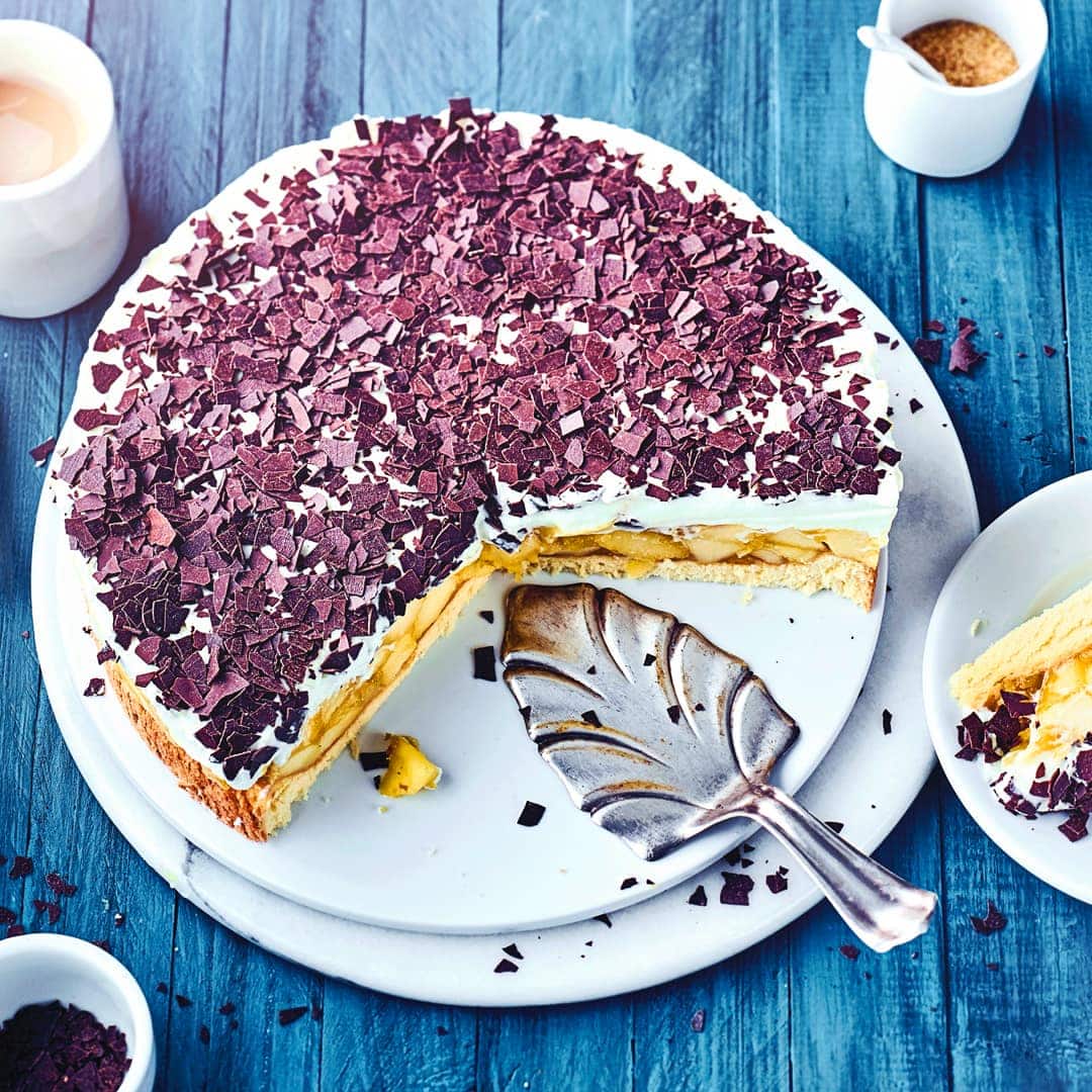 Unser schwedisches Apfeltorten-Rezept mit Vanillepudding und einer Sahneschicht mit Amaretto und Schokoladenraspeln wird Ihnen zu jeder Jahreszeit schmecken.