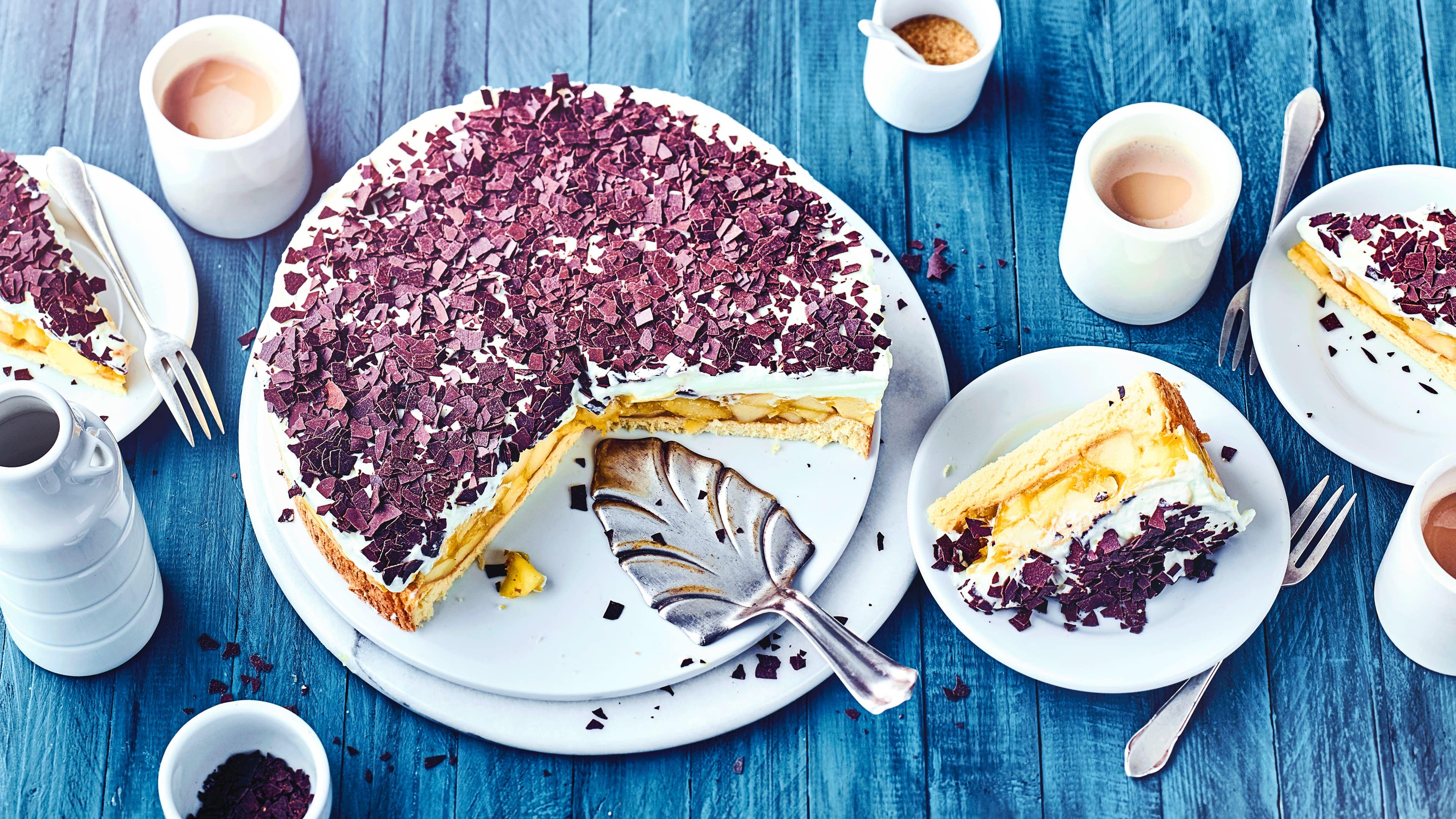 Schwedische Apfeltorte Unser schwedisches Apfeltorten-Rezept mit Vanillepudding und einer Sahneschicht mit Amaretto und Schokoladenraspeln wird Ihnen zu jeder Jahreszeit schmecken.