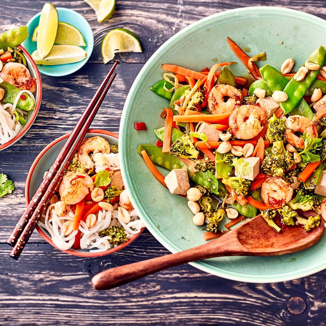 Wir servieren die asiatischen Shirataki Nudeln mit Tofu, Garnelen und viel frischem Gemüse. Dazu gibt es eine selbstgemachte Soße und viel frischen Koriander!