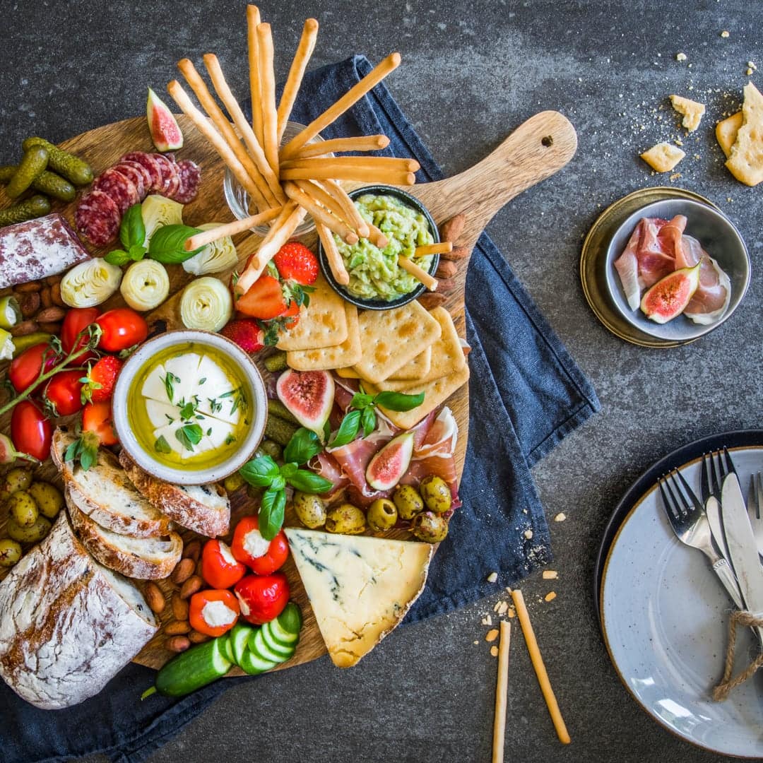 Ein spanischer Abend für Zuhause: Die große Snack-Platte mit Iberico-Schinken, Salami, Mozzarella, gefüllten Gemüse und vielem mehr hat für jeden Geschmack etwas dabei – verwöhnen Sie sich und Ihre Gäste!