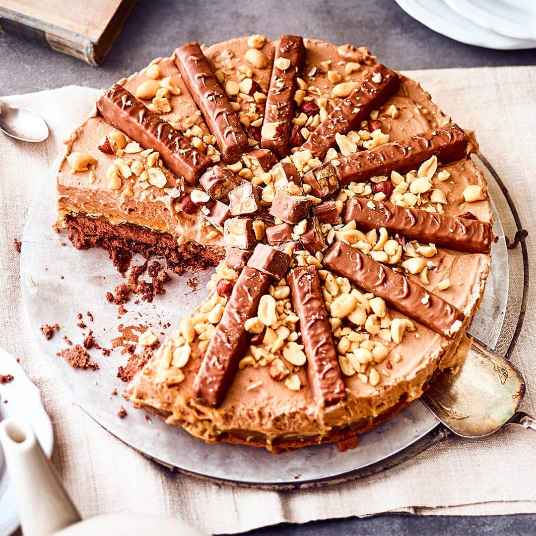 Zugegebenermaßen brauchen Sie hier ein paar Zutaten und etwas Zeit, aber das Ergebnis lohnt sich: Selbstgemachte Snickers Torte mit einem Schoko-Biskuitboden und einer Erdnuss-Salzkaramellschicht.