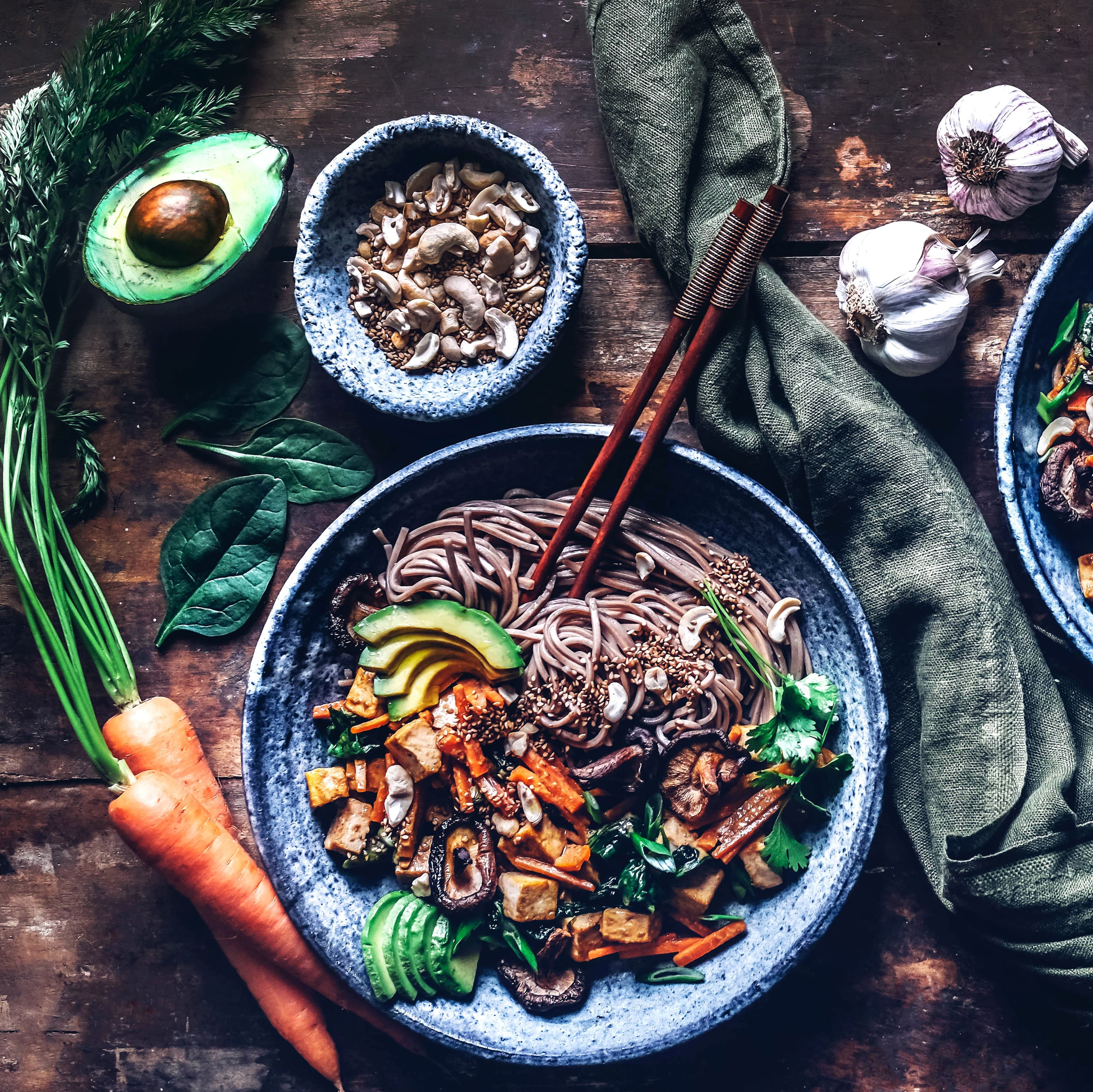 Japanische Soba Nudeln sind kalorienärmer als herkömmliche Pasta und mit viel Gemüse in Japan ein echter Klassiker!