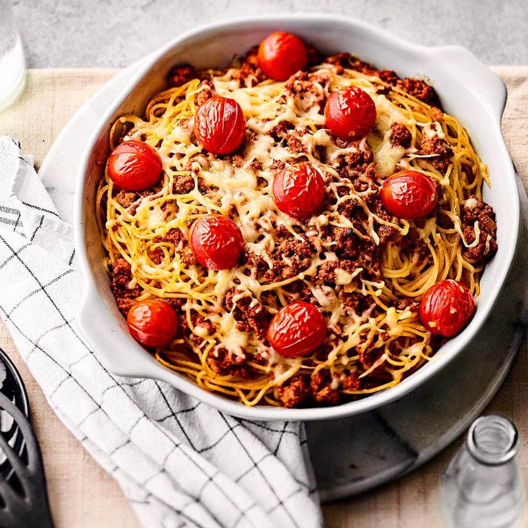 Sie mögen es mediterran? Dann probieren Sie unser Rezept für einen Spaghettiauflauf mit frischen Tomaten in einer pikanten Hackfleisch-Soße einmal aus!