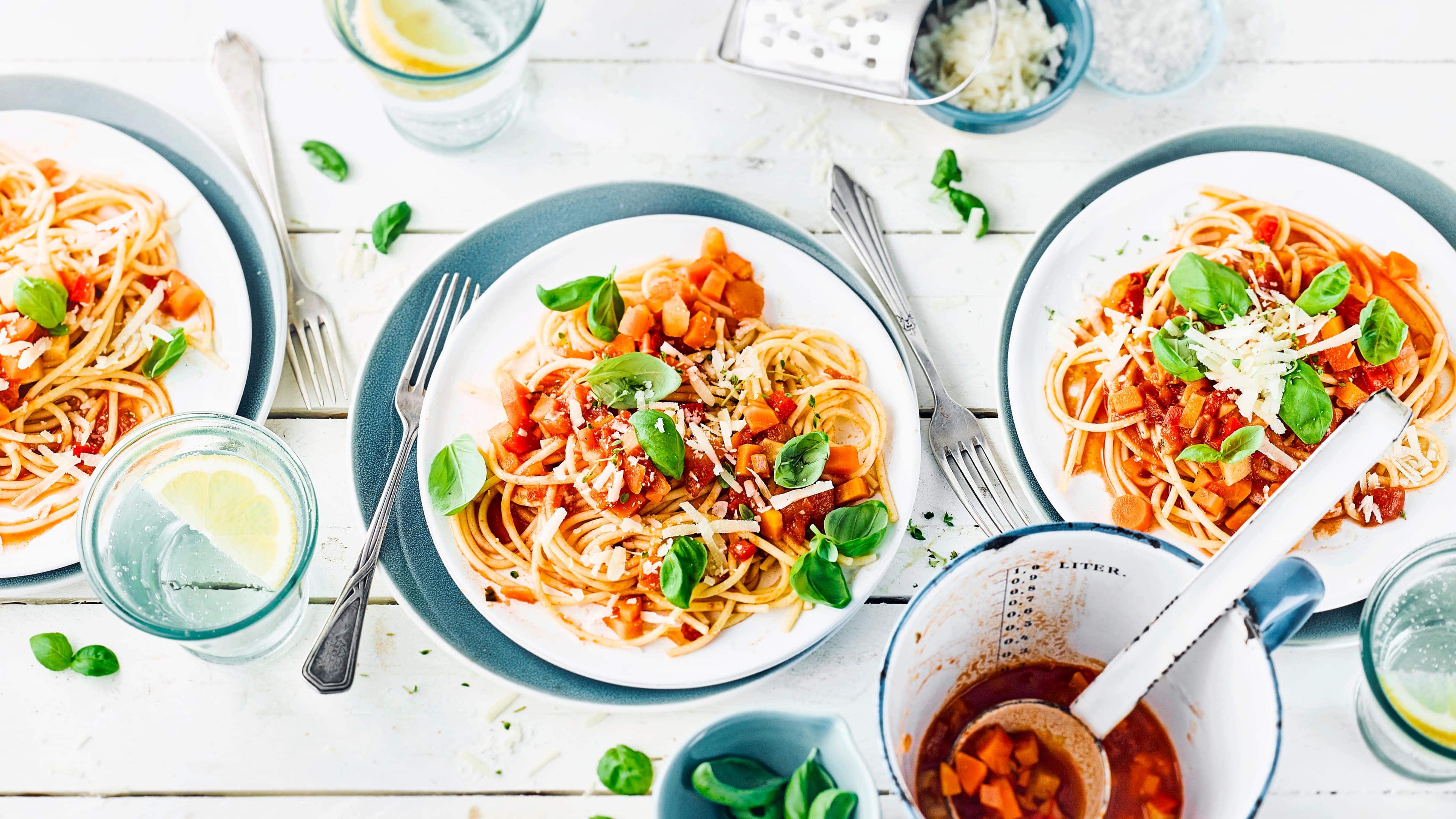 Spaghetti mit Karottensauce Dieses vegetarische Pastagericht schmeckt nicht nur Kindern gut: Probieren Sie unsere Spaghetti mit einer Soße aus Karotten, Zwiebeln, Pastinaken und Paprika – fertig in 35 Minuten!