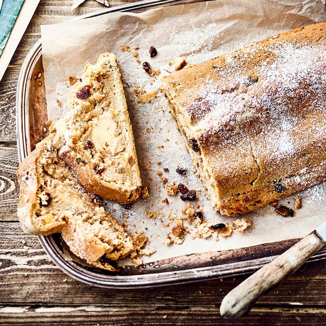 Unser Marzipanstollen-Rezept verleiht dem traditionellen Weihnachtsgebäck eine herrlich neue Geschmacksrichtung und ist ein Muss für Marzipanliebhaber!