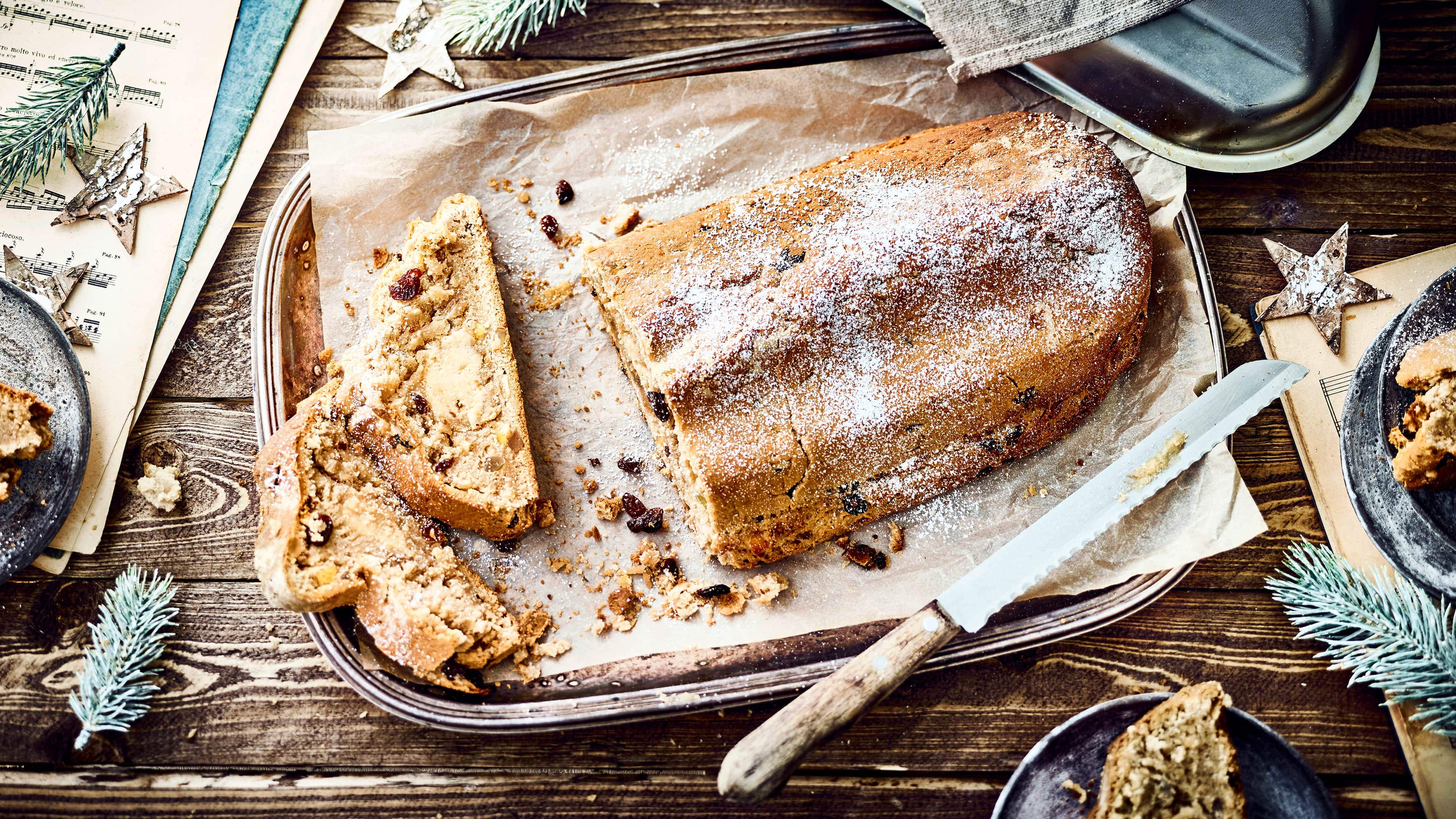 Marzipanstollen Unser Marzipanstollen-Rezept verleiht dem traditionellen Weihnachtsgebäck eine herrlich neue Geschmacksrichtung und ist ein Muss für Marzipanliebhaber!