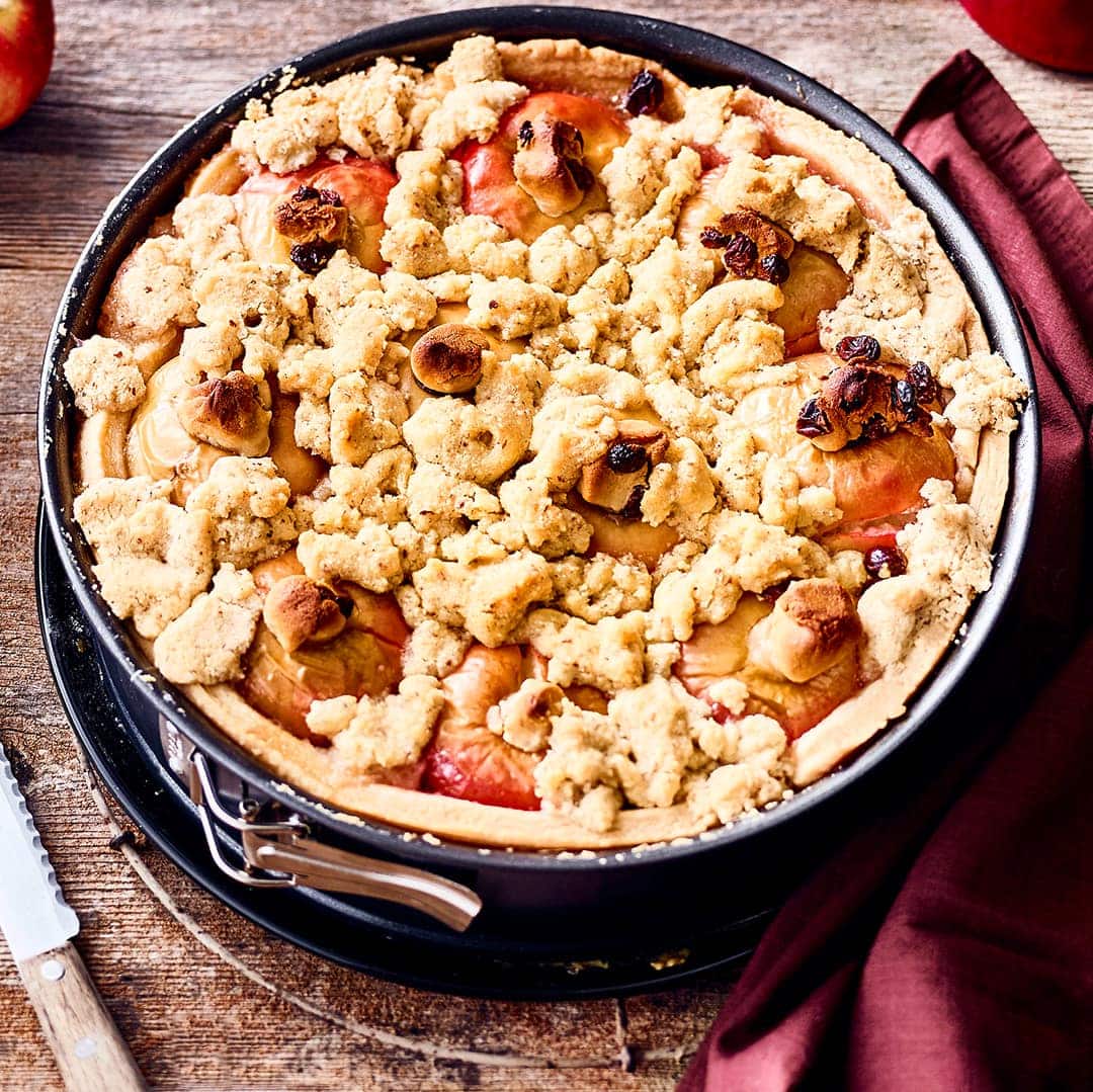 Ein knuspriger Mürbeteig mit fruchtiger Füllung: Mit unserem Bratapfelkuchen-Rezept bringen Sie einen weihnachtlichen Gruß auf den Kaffeetisch.