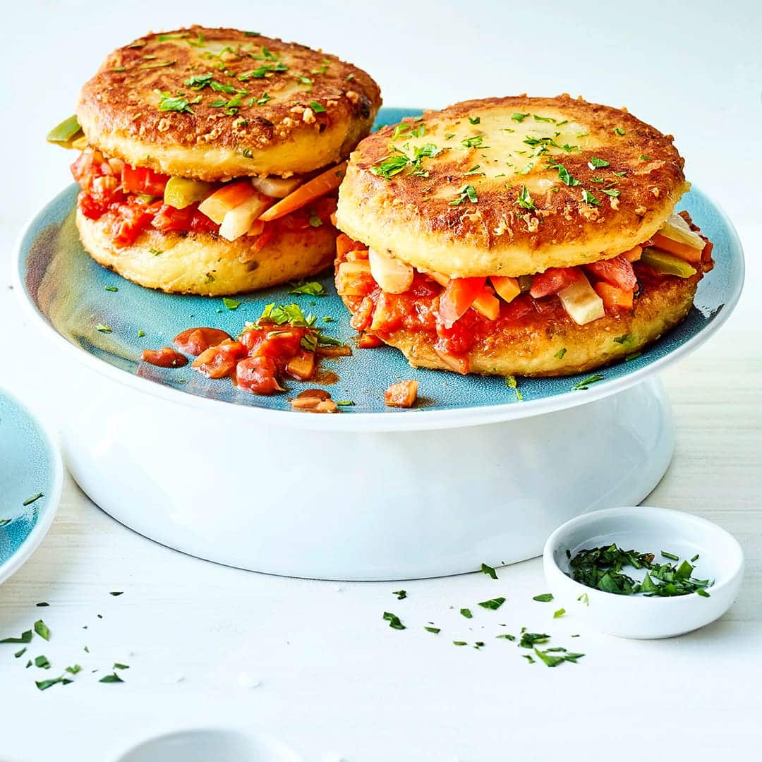 Burger mal anders: Vegetarische Buns aus Kartoffelteig, gefüllt mit Gemüse und mit einer fruchtigen Tomatensauce serviert - unser Kartoffel-Burger!