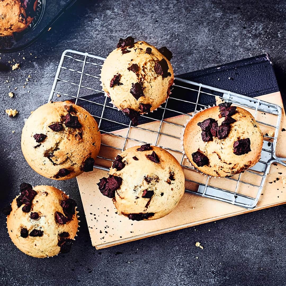 Klassische Muffins mit Schokostückchen dürfen beim Geburtstag oder Zusammentreffen mit Freunden nicht fehlen. Die schokoladigen Muffins gehen einfach immer weg und sind schnell zubereitet.