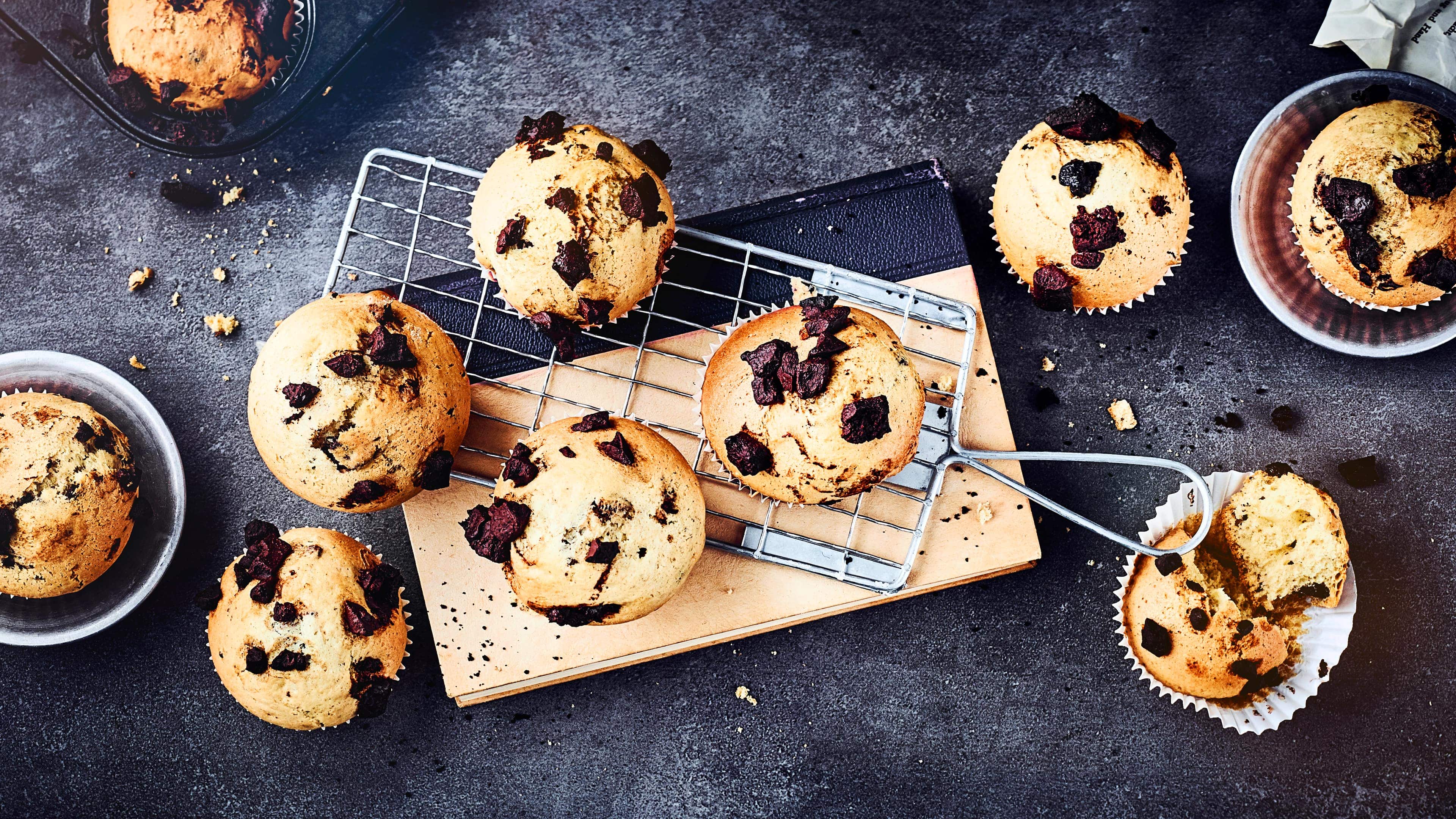 Muffins mit Schokostückchen Klassische Muffins mit Schokostückchen dürfen beim Geburtstag oder Zusammentreffen mit Freunden nicht fehlen. Die schokoladigen Muffins gehen einfach immer weg und sind schnell zubereitet.