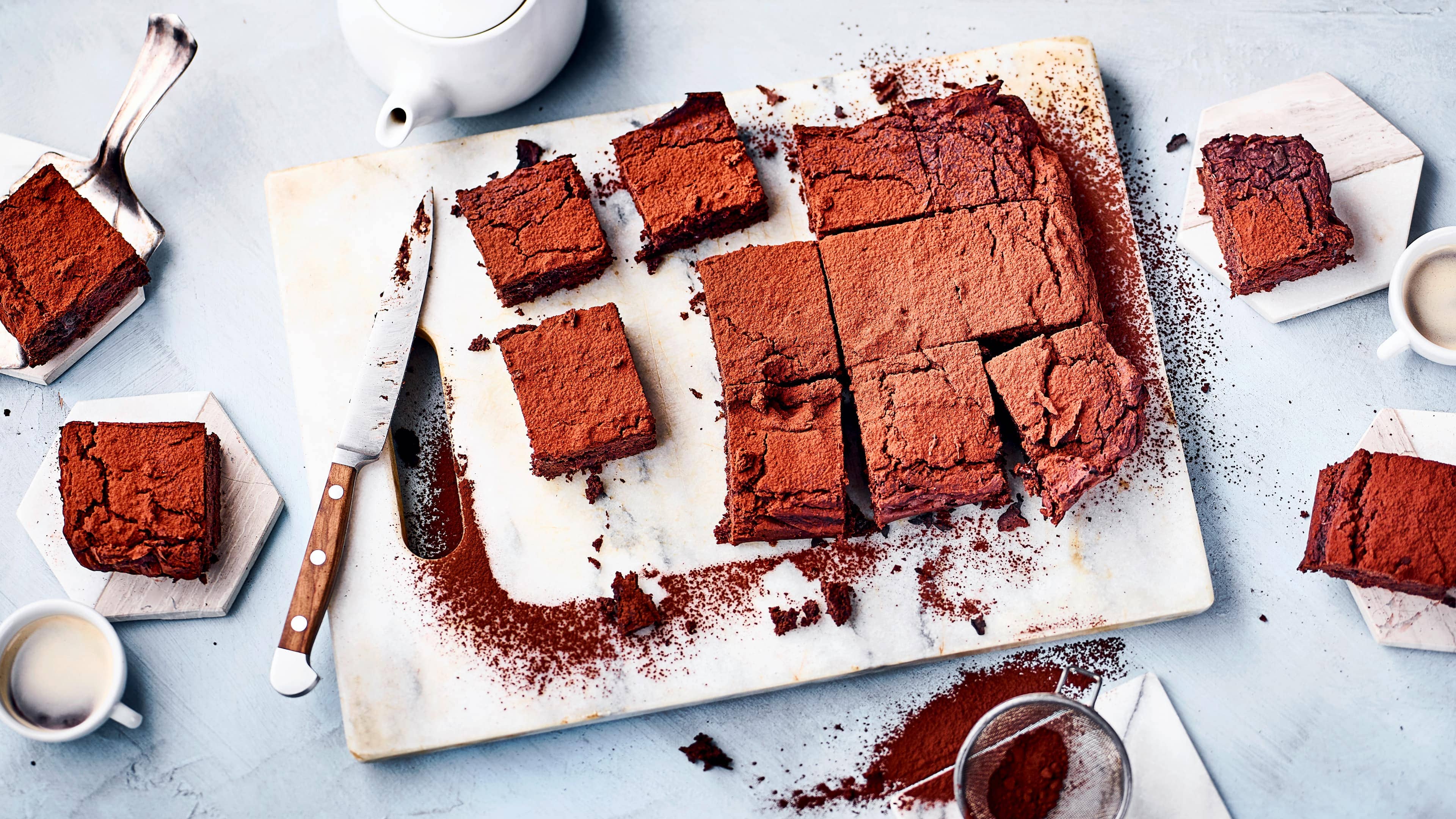 Low-Carb-Brownies Unser Rezept für saftige Low-Carb-Brownies schmeckt unfassbar lecker - ganz ohne Mehl und Zucker!