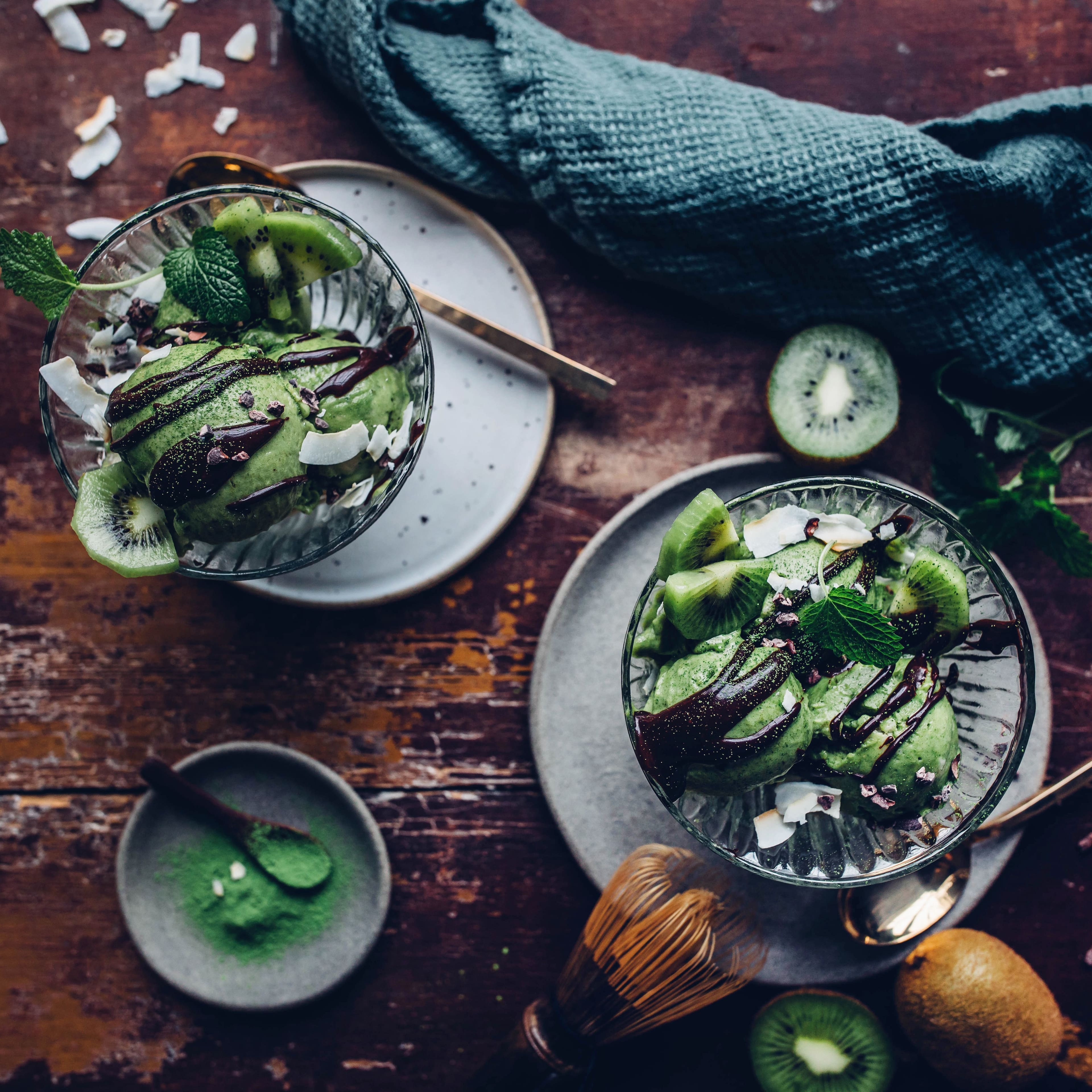 Unser Rezept für Eis ohne Zucker: Matcha-Nicecream mit Banane, Kiwi, Schokosoße und jede Menge Toppings ganz nach Geschmack.