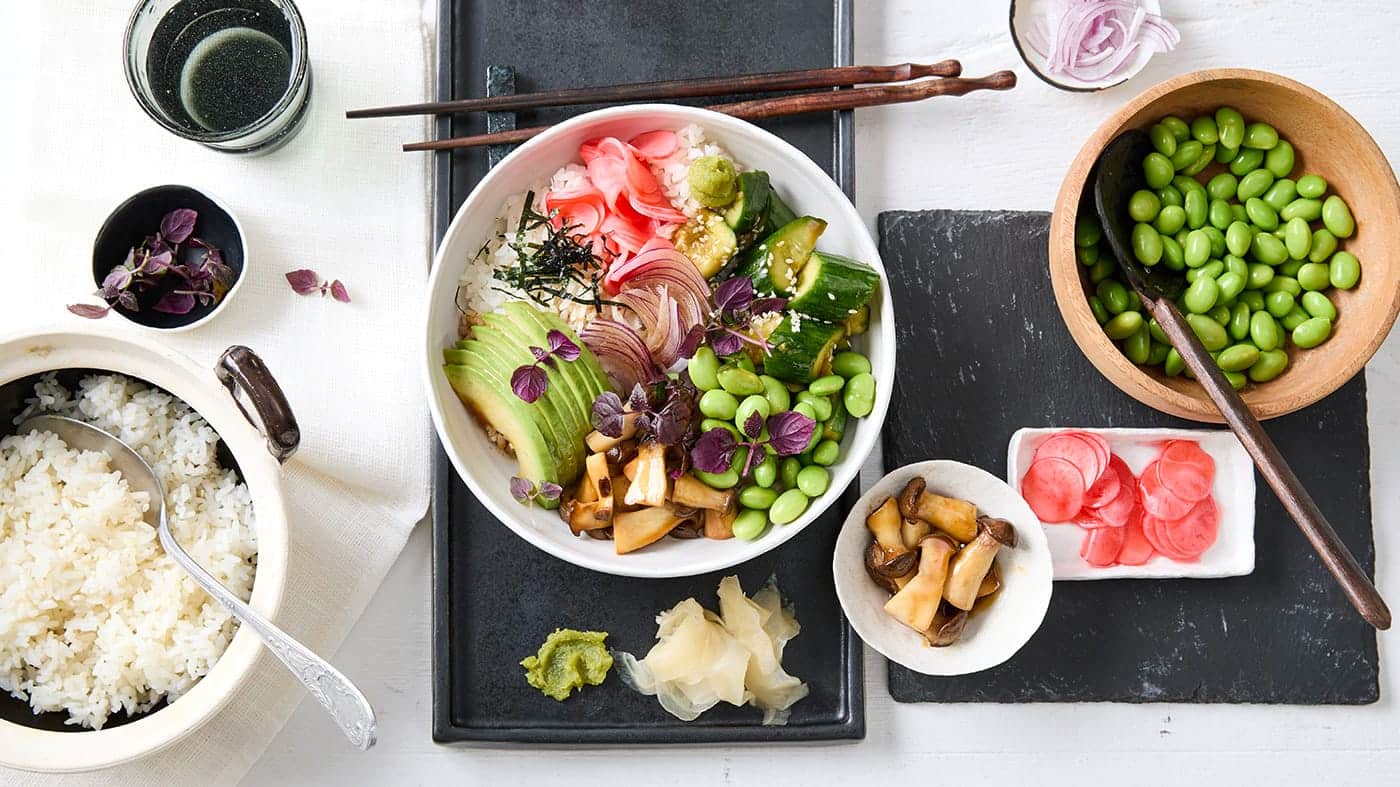 Chirashi-Bowl mit Avocado und Edamame Chirashi-Bowl mit Avocado und Edamame