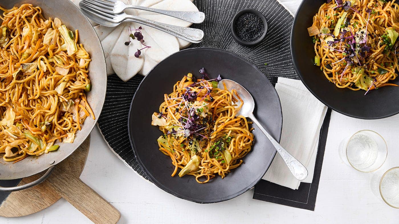 Yaki Soba mit Nudeln und Spitzkohl Yaki Soba mit Nudeln und Spitzkohl