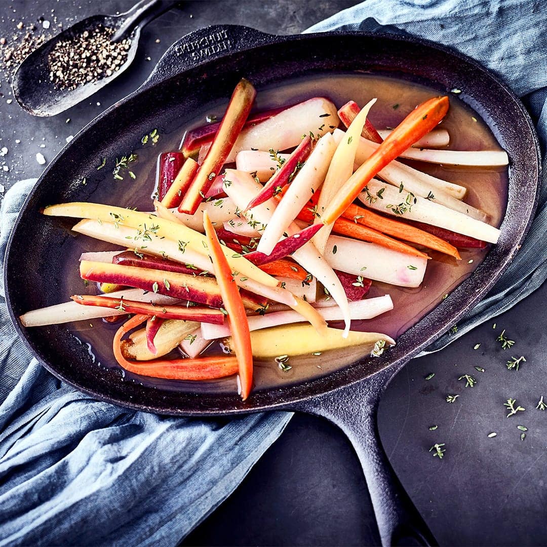 Glasierte Möhren passen als Beilage sowohl zu Fleisch als auch Fischgerichten und schmecken wunderbar süßlich.