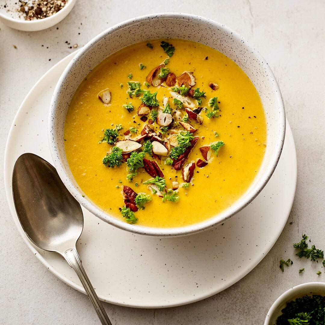 Diese leckere Möhrencremesuppe schmeckt Groß und Klein und wird mit unserem einfachen Rezept im Nu zubereitet – cremiger Genuss für die ganze Familie