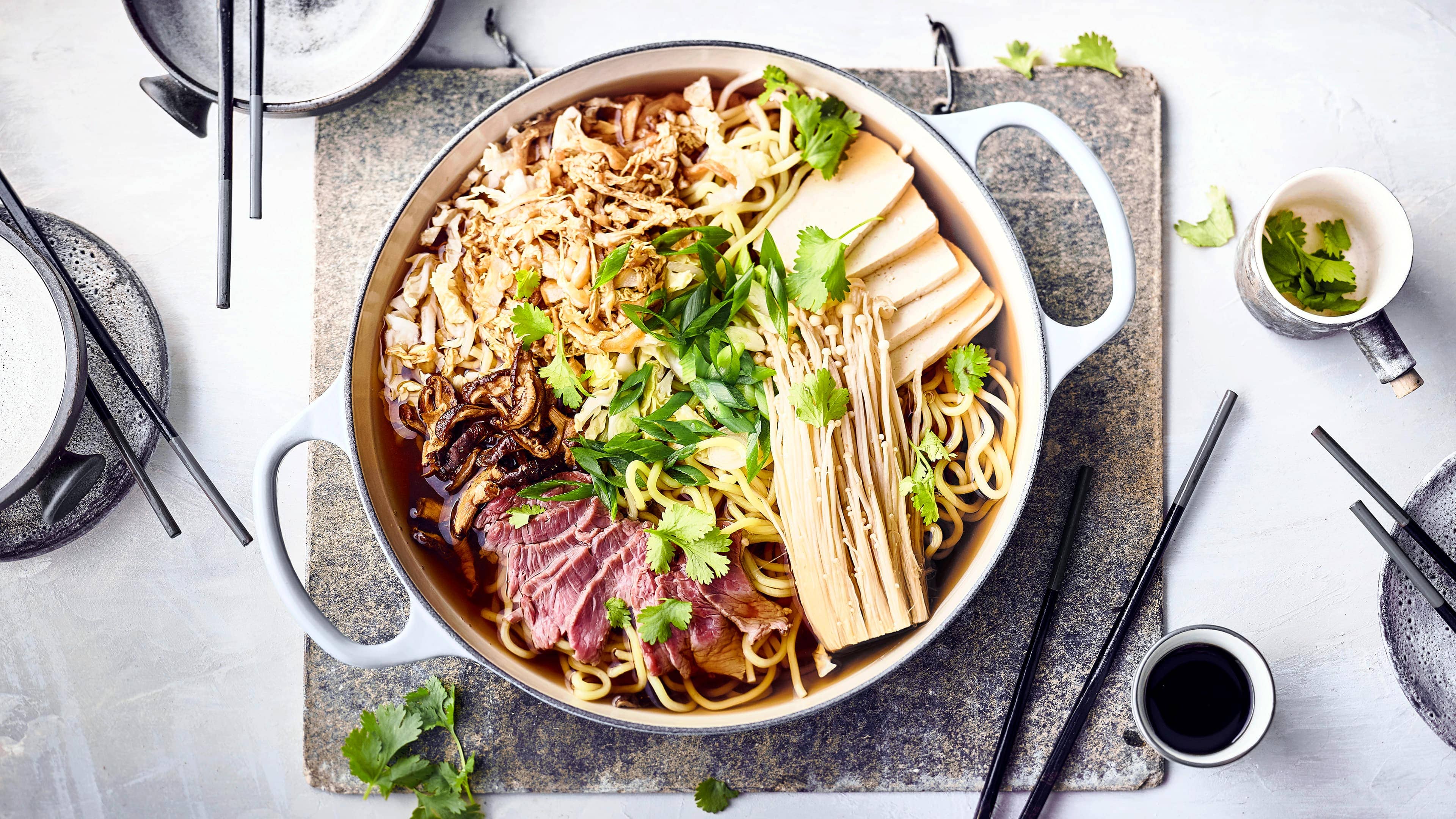 Sukiyaki Ähnlich einem Fondue ist Sukiyaki ein Eintopfgericht aus der japanischen Küche mit hauchdünnem Rindfleisch, allerlei Pilzen und Udon-Nudeln.