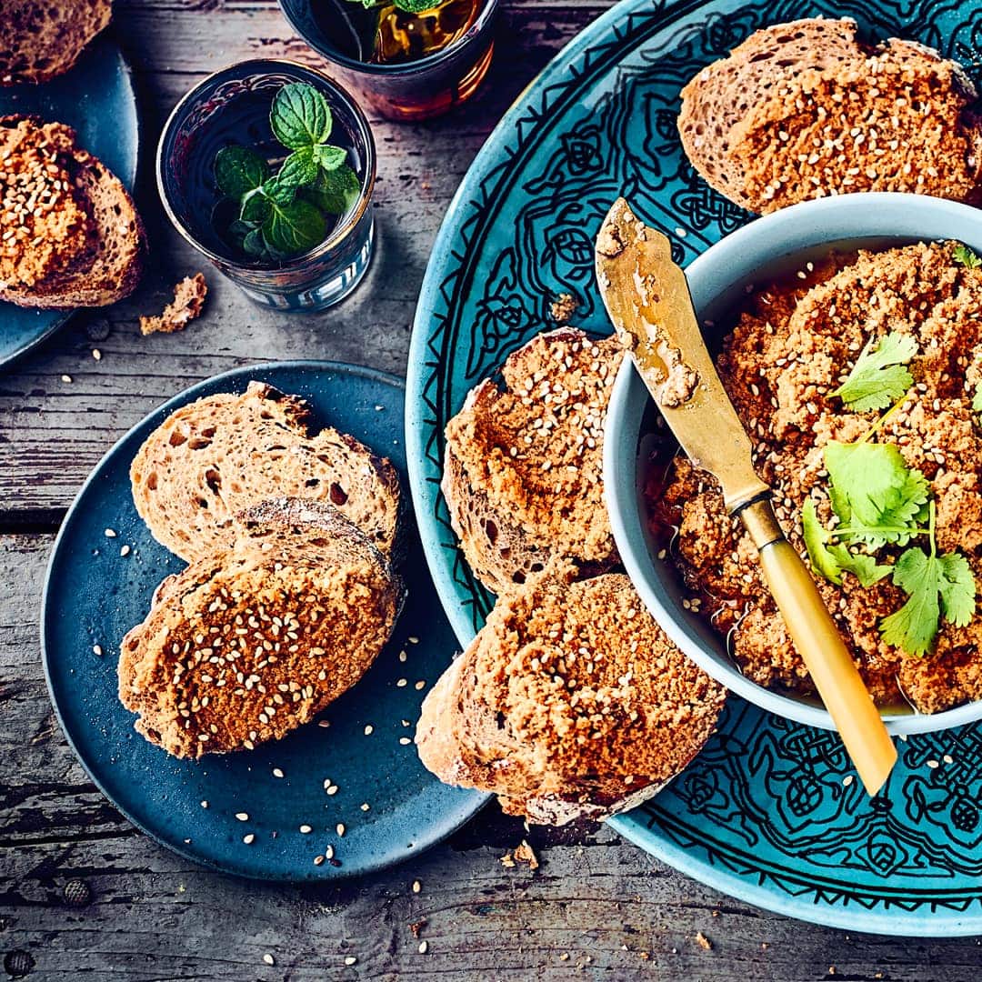 Tahini ist eine orientalische Sesampaste. Ganz einfach selber hergestellt ist sie ungeöffnet und kühl gelagert mindestens 3 Monate haltbar.