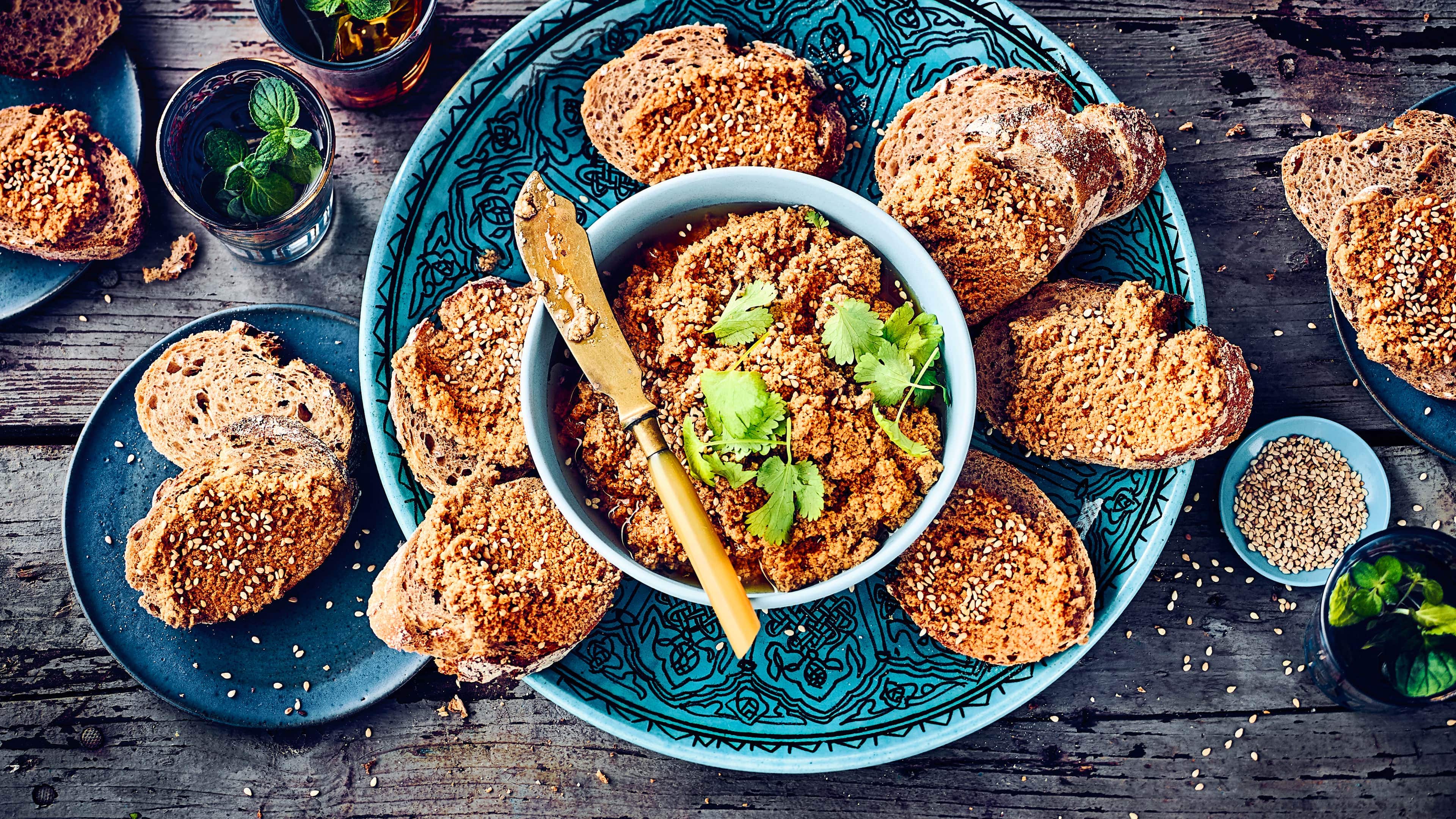 Tahini Tahini ist eine orientalische Sesampaste. Ganz einfach selber hergestellt ist sie ungeöffnet und kühl gelagert mindestens 3 Monate haltbar.
