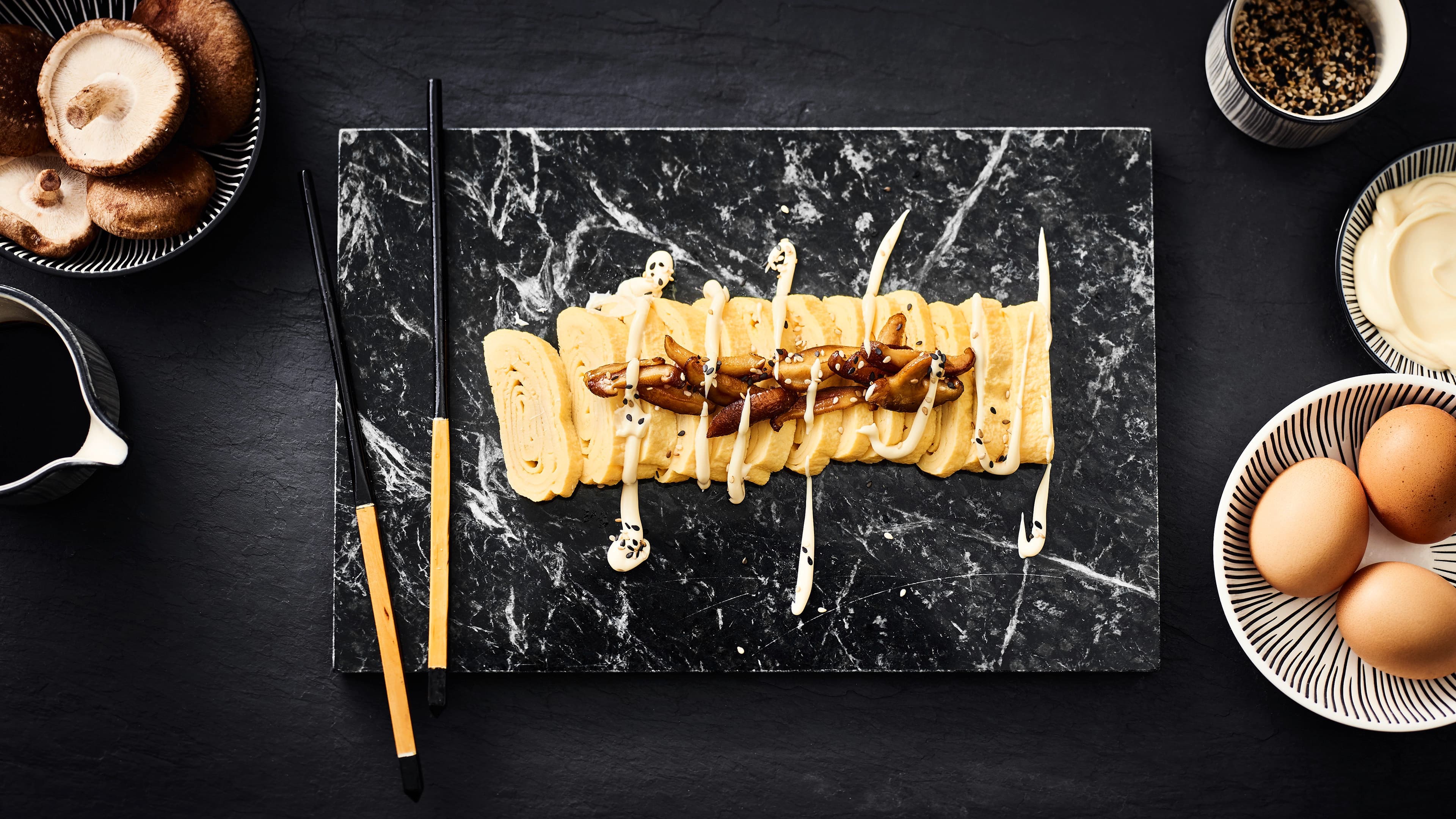 Tamagoyaki Rührei einmal anders. Mit nur 5 Zutaten (+ Salz&Pfeffer) gelingt Ihnen diese japanische Rührei- bzw. Omelett-Variation und zwar als Rolle!