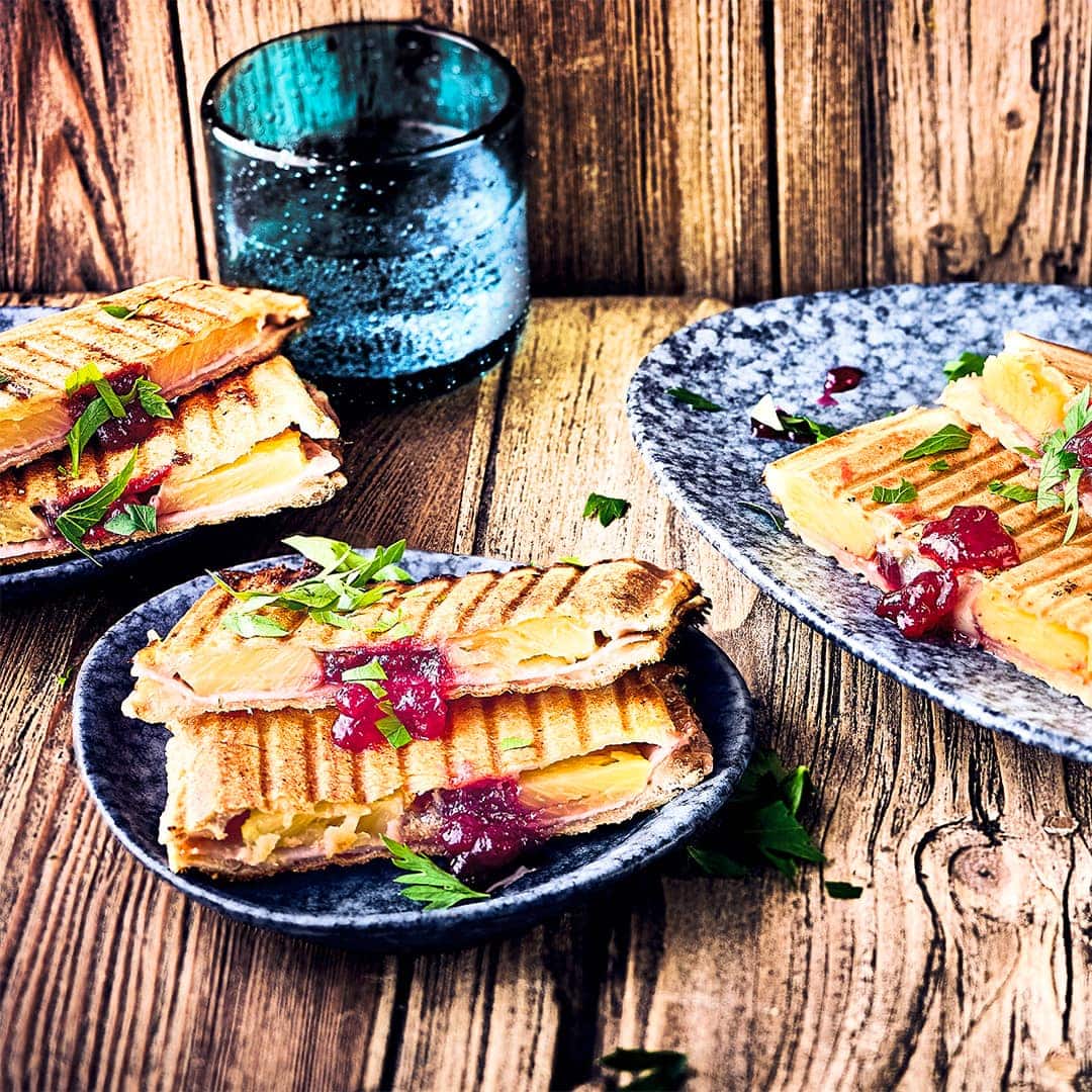 Ein Klassiker, der niemals langweilig wird. Direkt aus dem Sandwichmaker kommt unser Toast Hawaii mit Schinken, Ananas und geschmolzenem Käse!