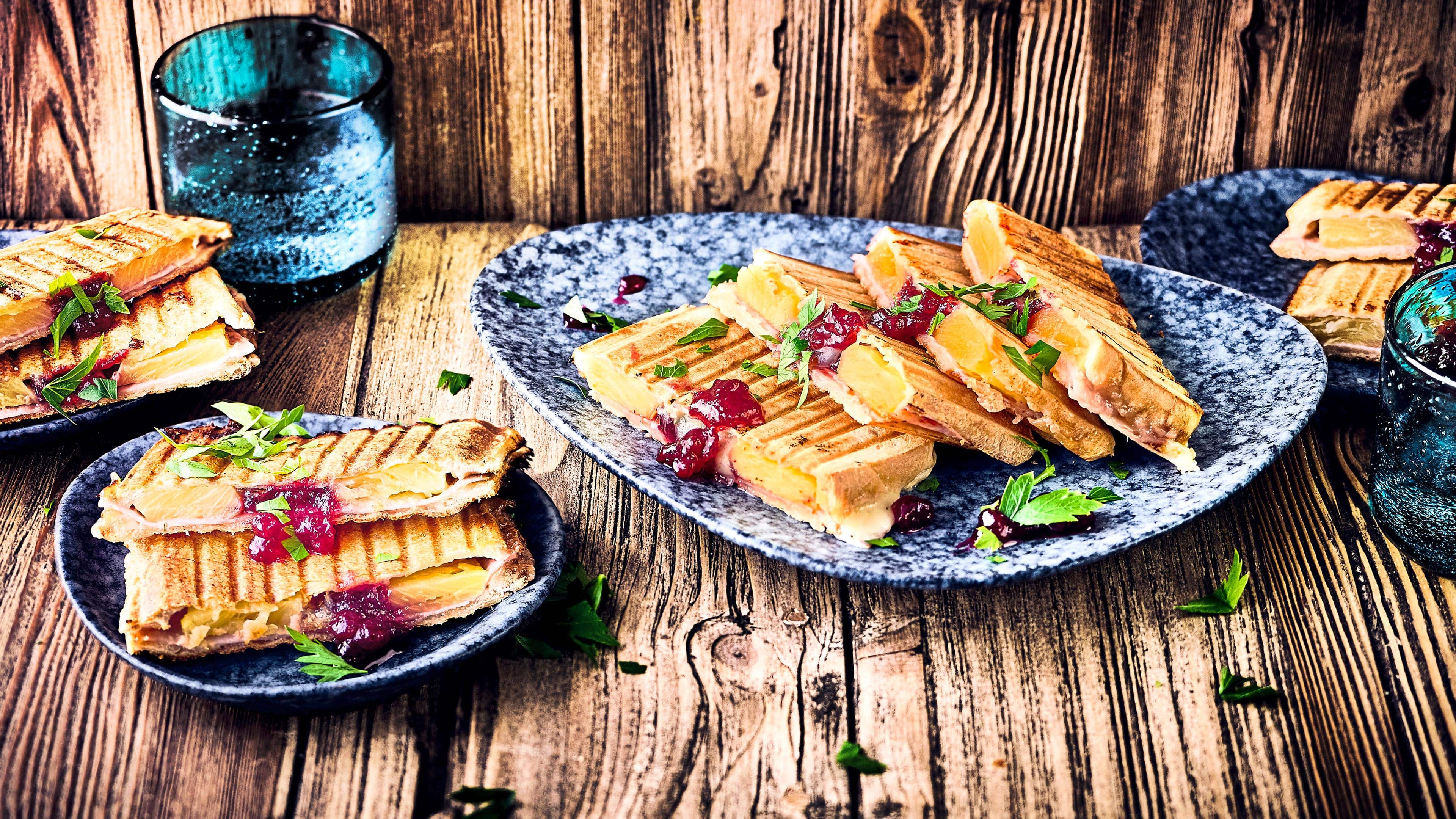 Toast Hawaii Ein Klassiker, der niemals langweilig wird. Direkt aus dem Sandwichmaker kommt unser Toast Hawaii mit Schinken, Ananas und geschmolzenem Käse!
