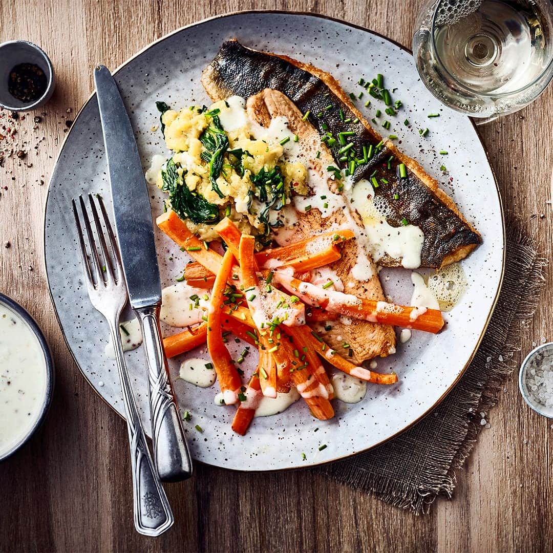 Essen Sie gerne Fisch ? Dann probieren Sie unser knusprig gebratenes Saiblingfilet in Senfsoße an karamellisiertem Möhrengemüse und Spinat-Kartoffel-Stampf – in 75 Minuten auf dem Tisch!